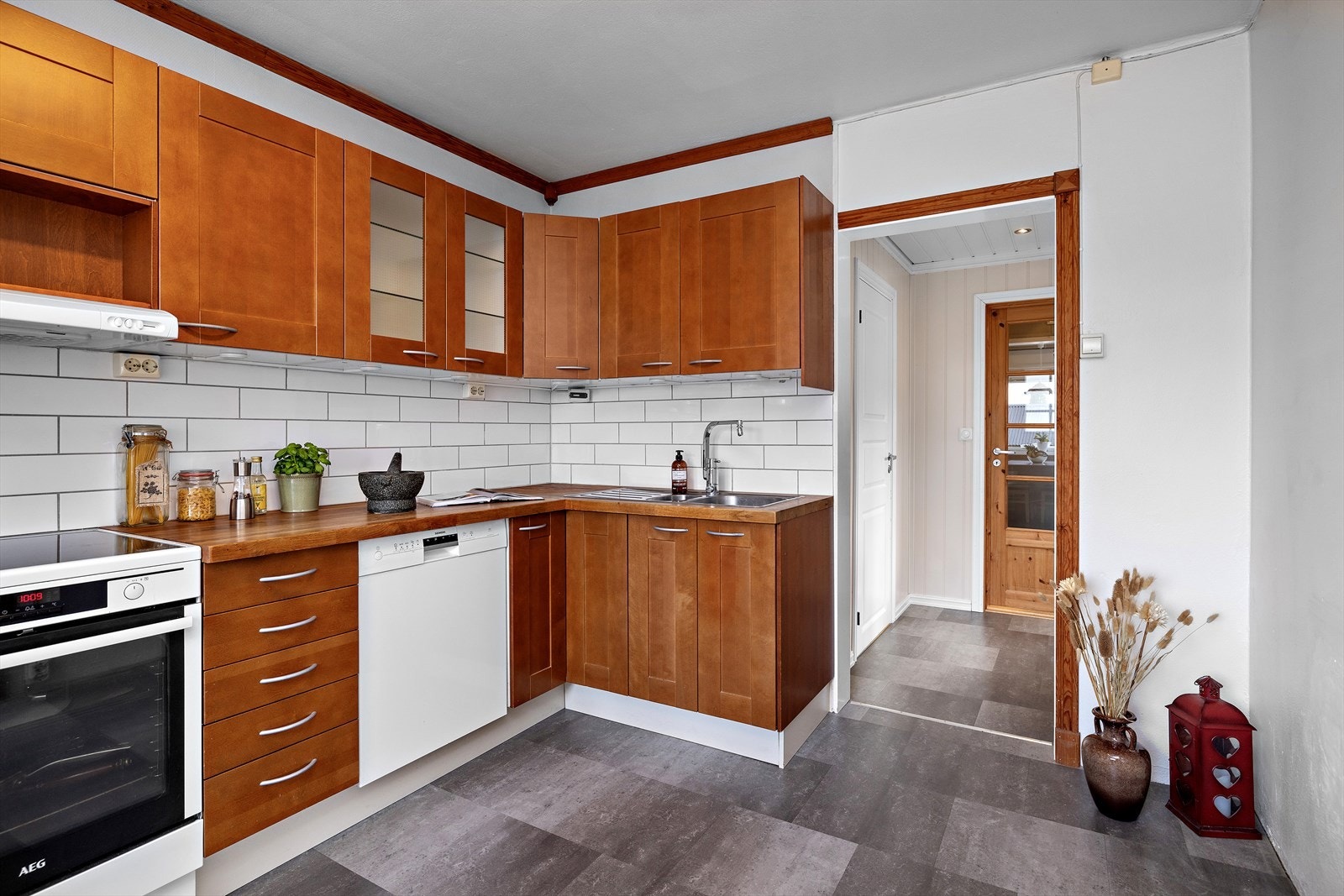 F
unksjonelt kjøkken med en solid heltre benkeplate og godt med skapplass. Galleribilde