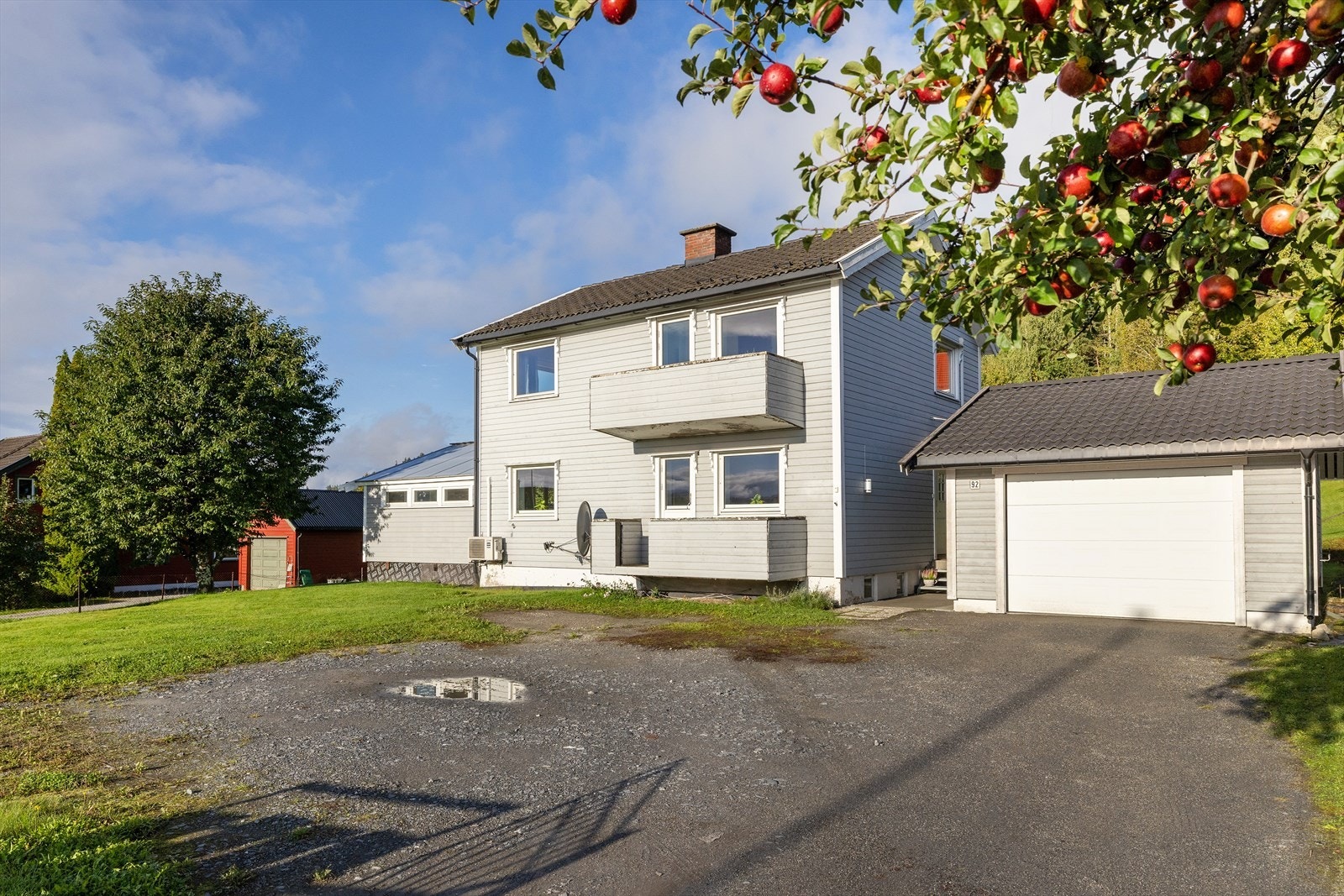 Eiendommen har en sentral beliggenhet med kort gangavstand til både skole og dagligvarebutikker. Galleribilde