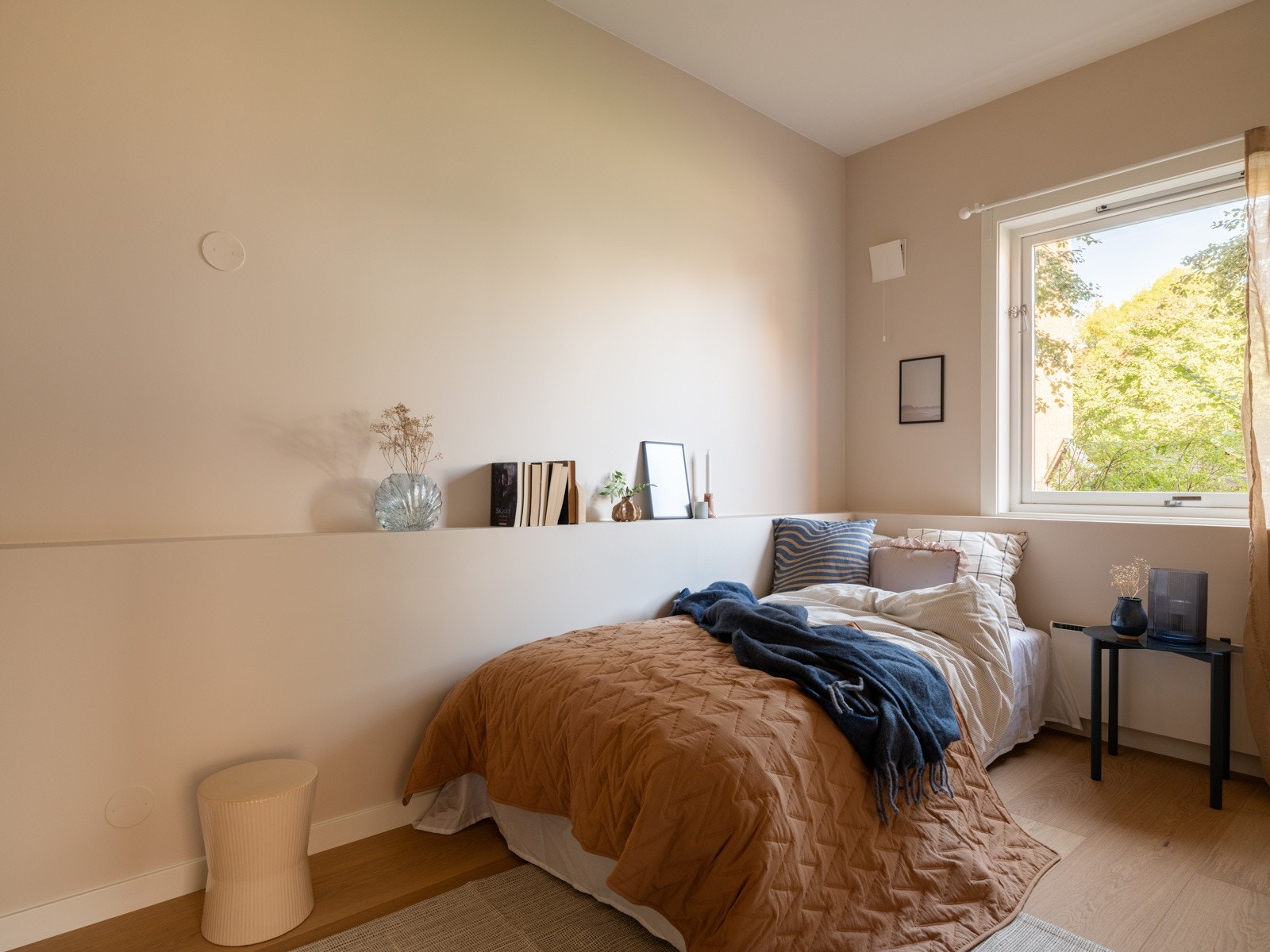 Leiligheten har et lyst og innbydende soverom. Den store vindusflaten slipper inn fint lys, samtidig som det er lite innsyn. Galleribilde