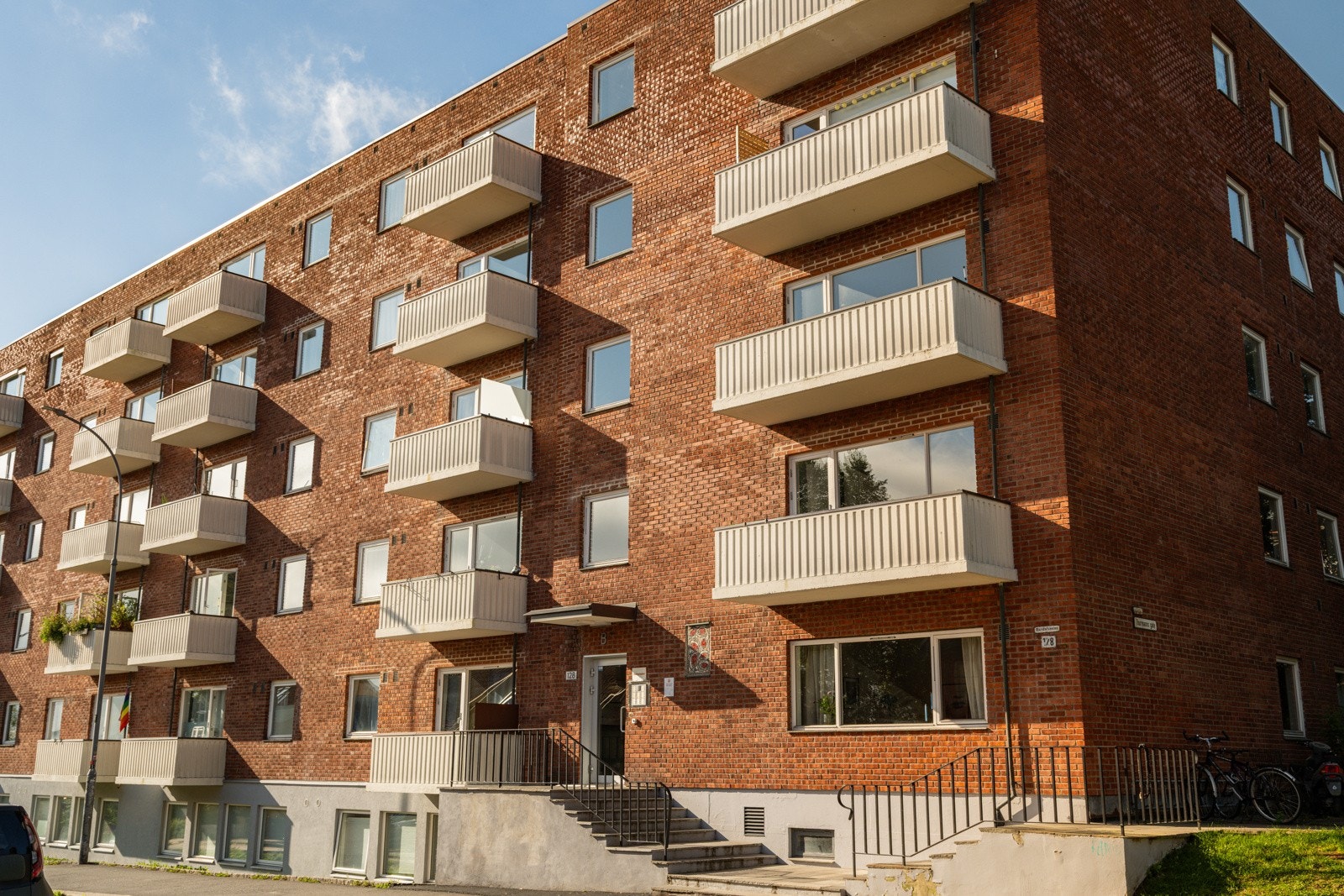 Leiligheten ligger sentralt til i et svært attraktivt boligområde sentralt på Sagene, ved den gamle trehusbebyggelsen og med Akerselva med turveier rett utenfor døren. Galleribilde