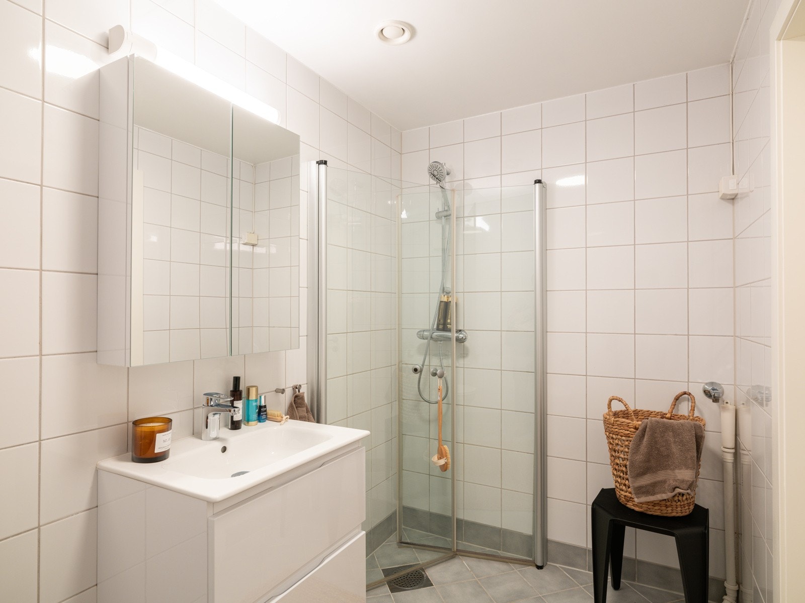 I hjørnet er det plass og opplegg for vaskemaskin. Som beboer har du også tilgang til fellesvaskeri. Galleribilde