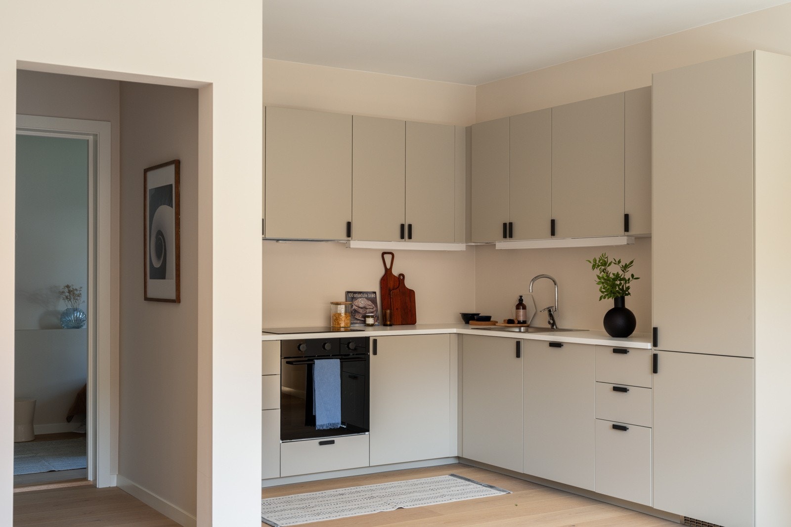 Leiligheten ligger på hjørnet i byggets høye 1. etasje, og har en god planløsning med et stort og sosialt oppholdsrom. Galleribilde