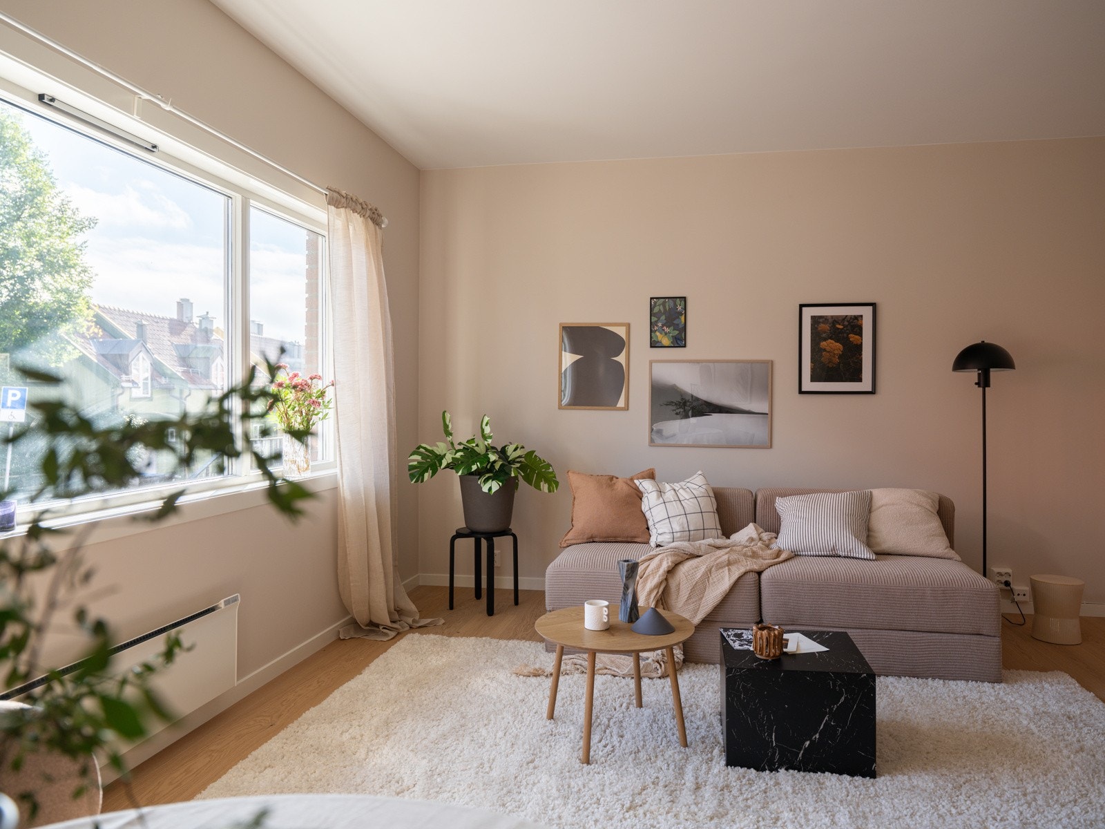 Den store vindusflaten slipper inn rikelig med naturlig lys. Galleribilde