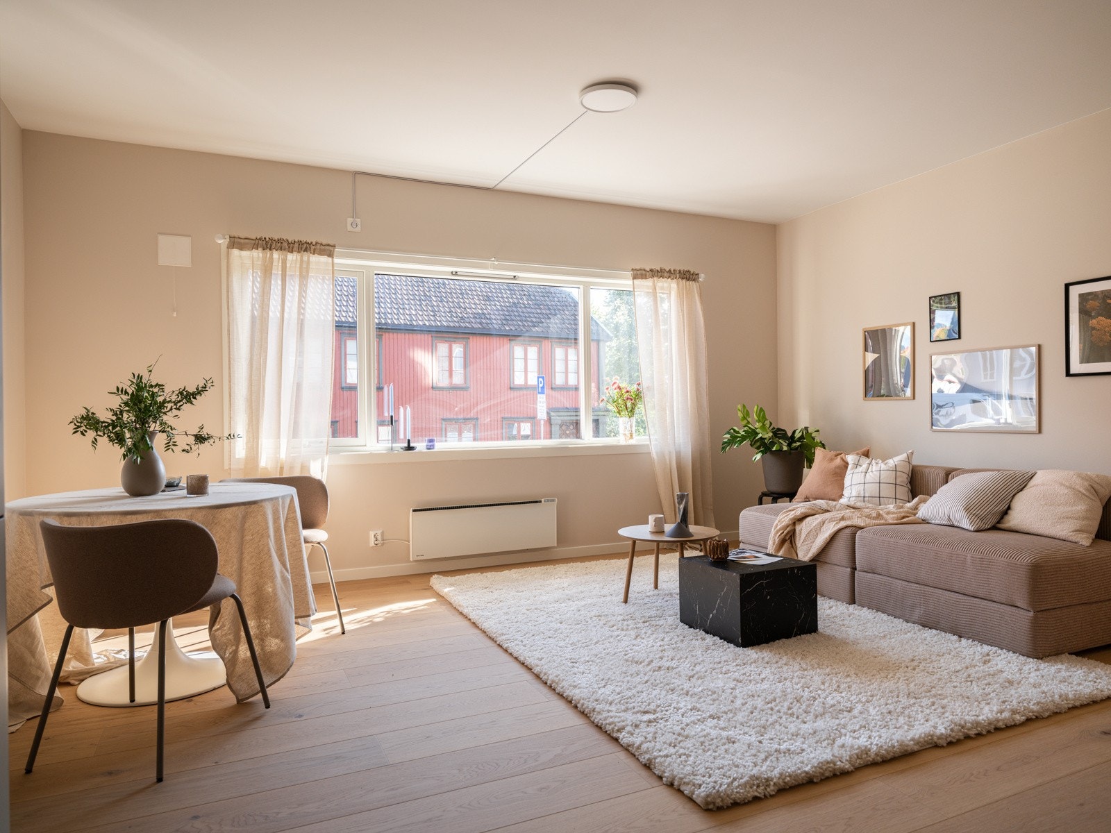 Stuen er det naturlige oppholdsrommet i leiligheten, og er et stort, lyst og fint rom. Galleribilde