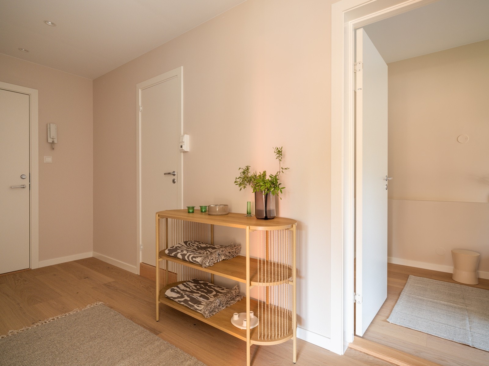 Entréen er romslig med plass til garderobeløsninger etter eget ønske og behov. Galleribilde