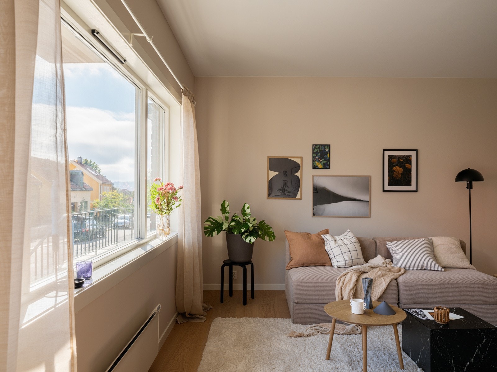 Den fine brede vinduskarmen er perfekt for planter og dekor. Galleribilde