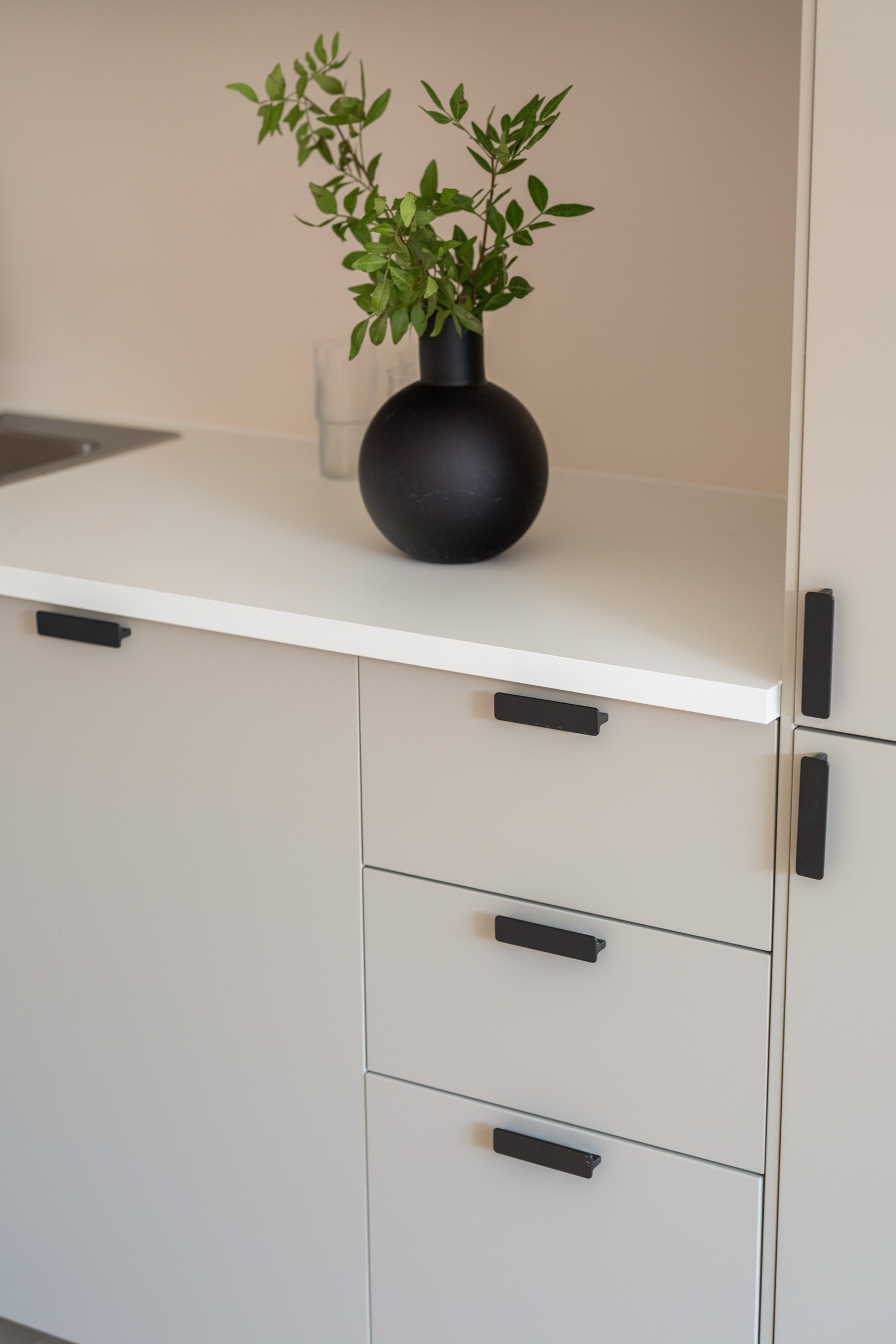 Innredningen har glatte fronter i en tidløs farge og laminert benkeplate med nedfelt oppvaskkum. Galleribilde