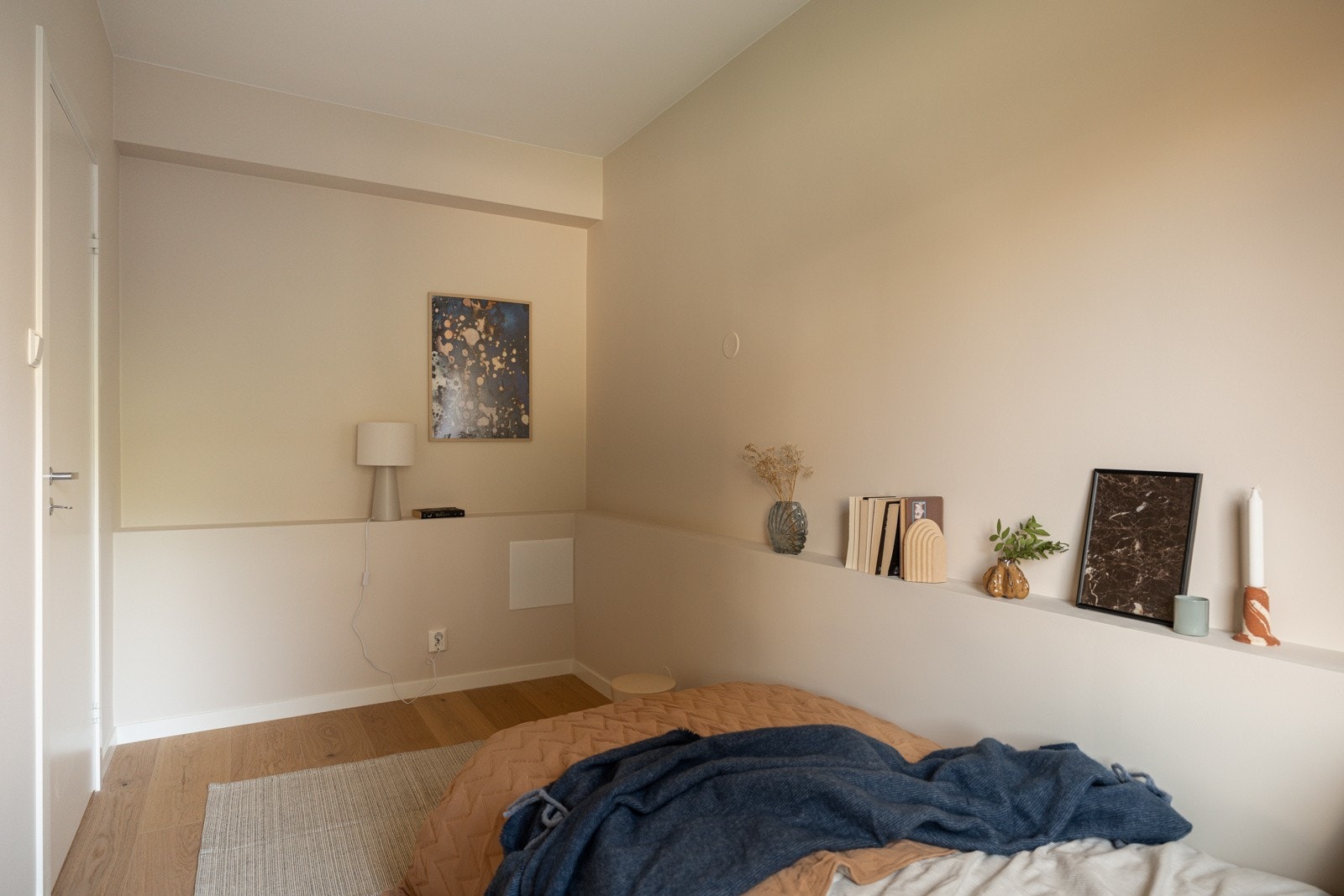 På soverommet er det også plass til en kontorpult, kommoder eller andre garderobeløsninger. Galleribilde