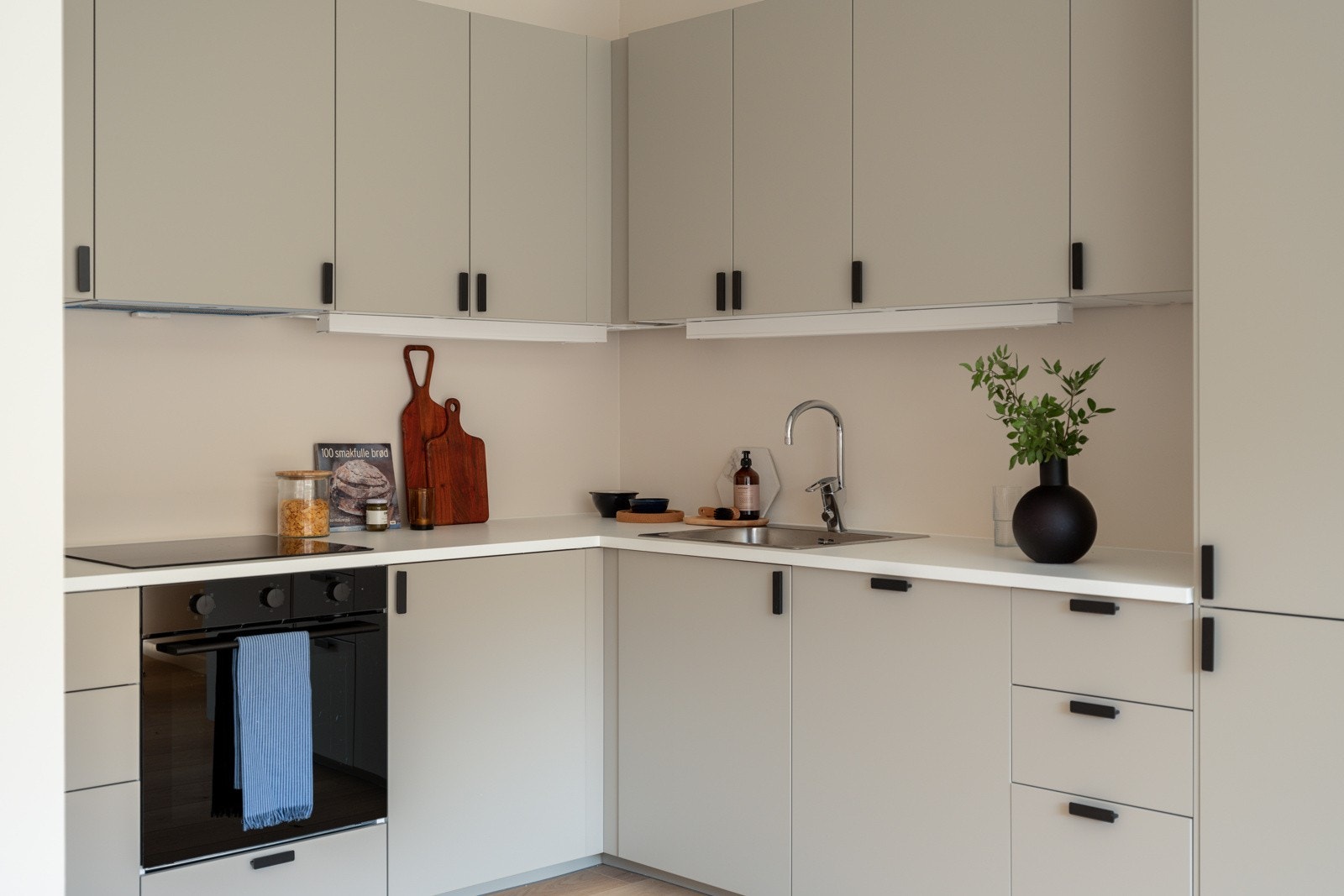 Stilrent og helt nytt kjøkken fra 2025 med god skap- og benkeplass. Kjøkkenet er fullt utstyrt med integrerte hvitevarer som medfølger i handelen. Galleribilde