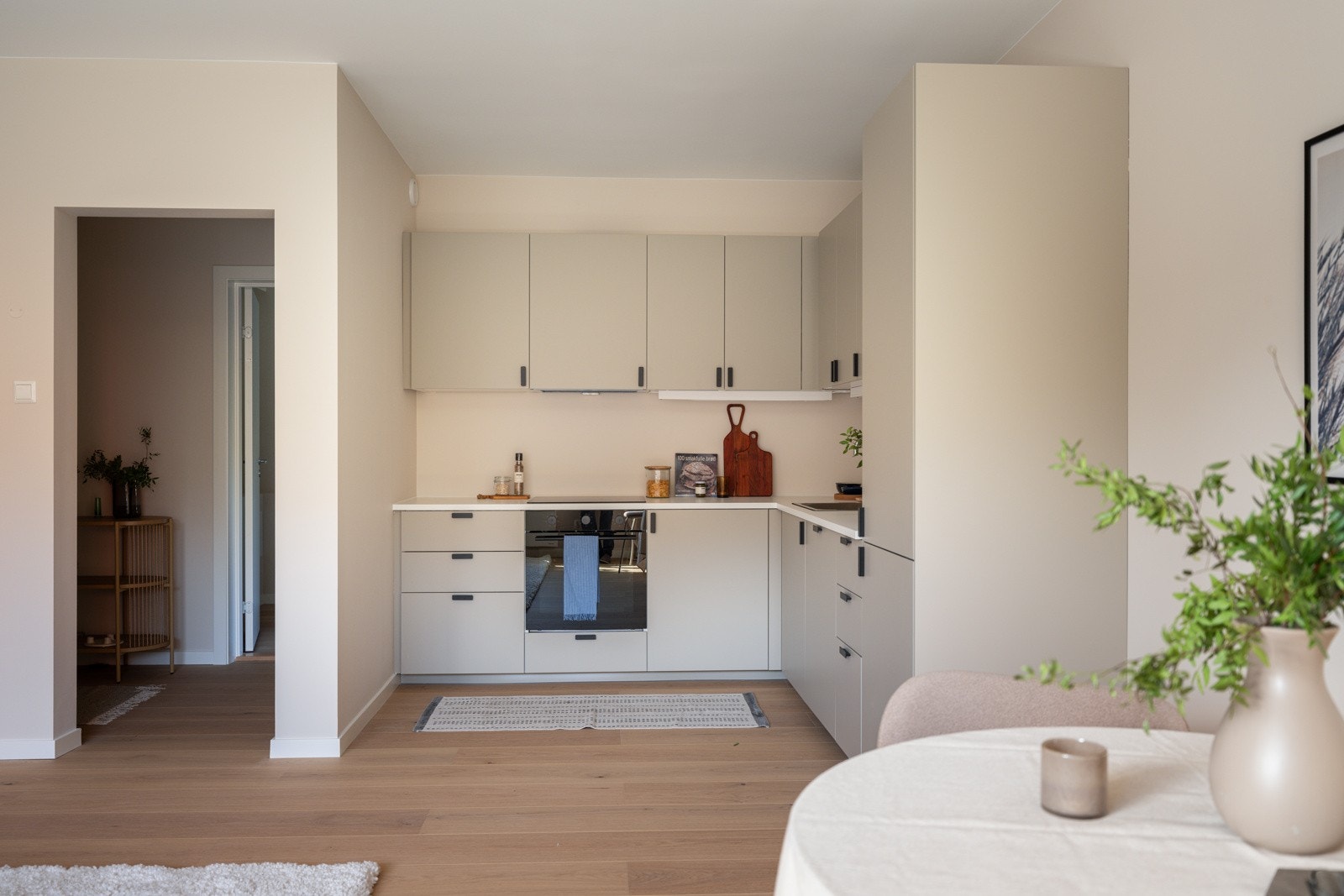 Kjøkkenet ligger i en fin og sosial åpen løsning med stuen. Galleribilde