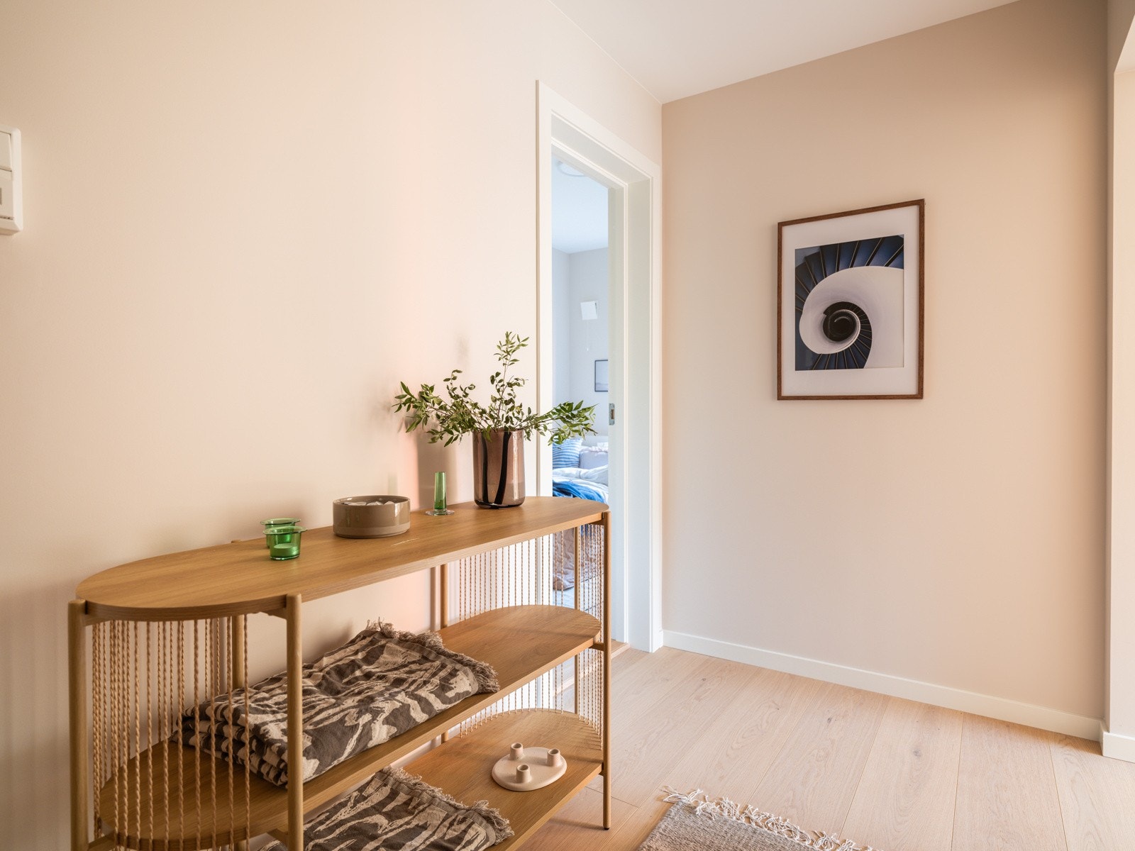 Du ønskes velkommen inn i en lys og innbydende entré av god størrelse. Entréen har lys enstavs laminat fra 2017 på gulv, glatte overflater malt i en fin farge i 2017 og skjult elektrisk anlegg. Galleribilde