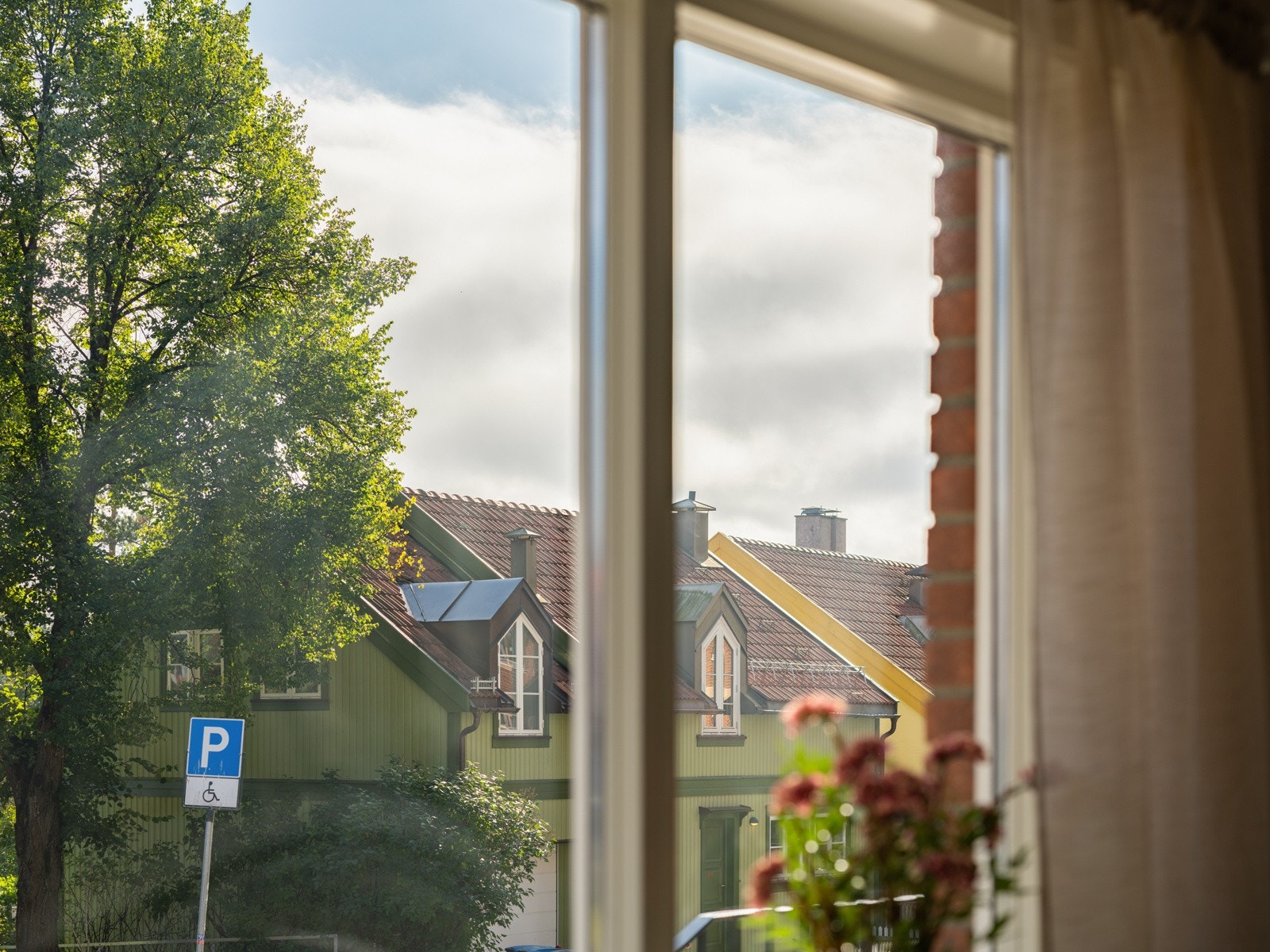 Her bor du fint til i en koselig gate og med utsyn over idyllisk trehusbebyggelse. Galleribilde