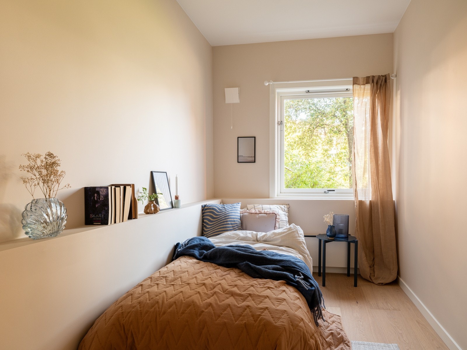 Soverommet har en bredde på ca. 2 meter som gir naturlig plass til dobbeltseng med tilhørende nattbord. Galleribilde