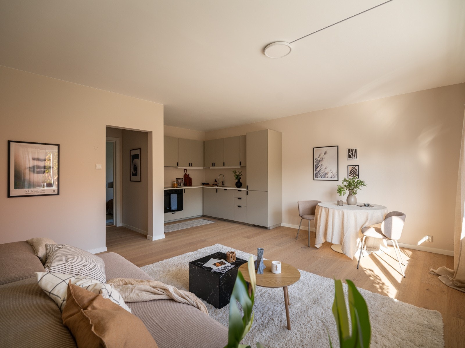 I stuen har du god plass til stor sofagruppe med salongbord, mediemøblement med TV og et spisebord. Galleribilde