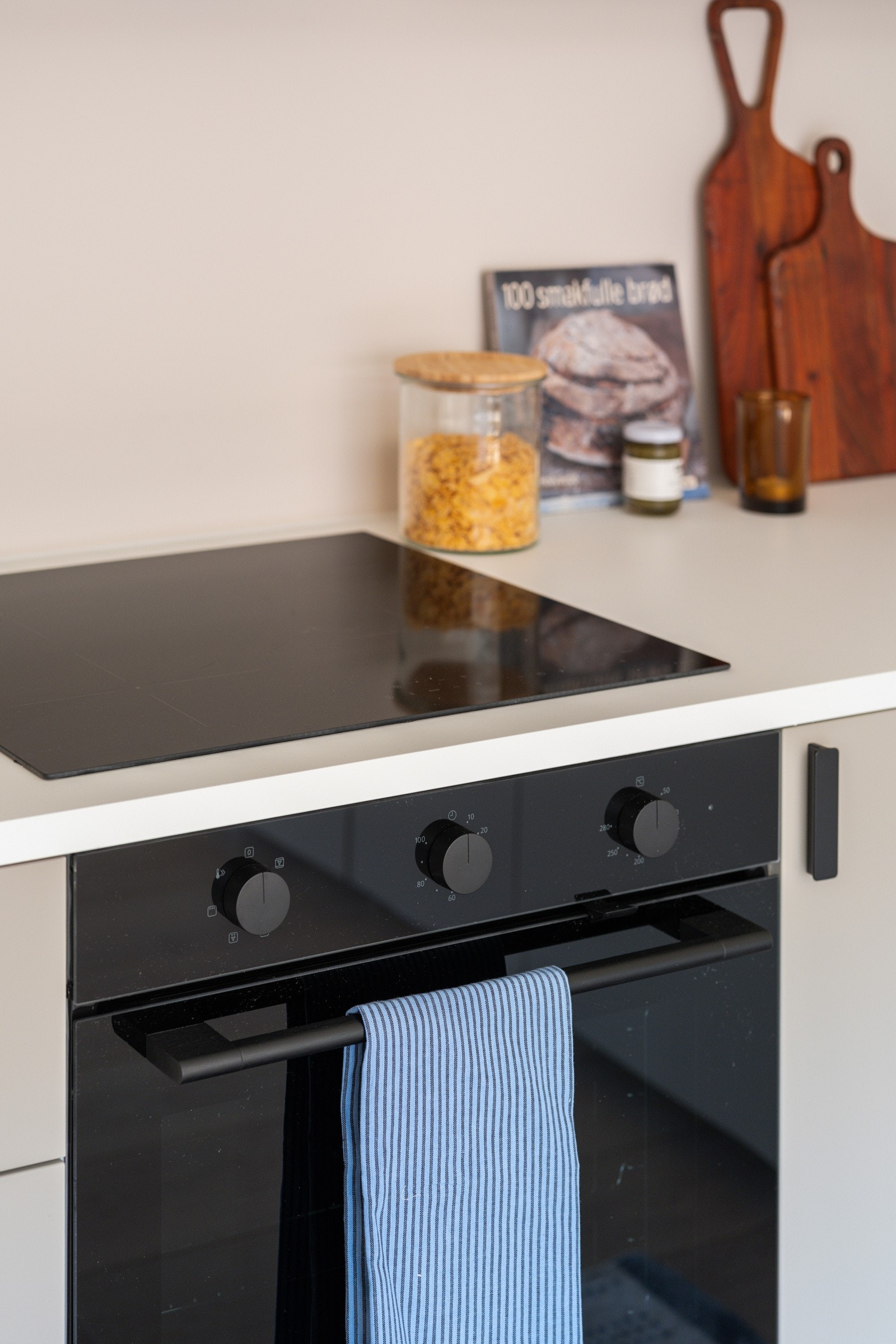 Integrerte hvitevarer som nedfelt induksjonstopp, stekeovn, oppvaskmaskin og kjøleskap med frysedel. Det er kjøkkenventilator med kullfilter. Galleribilde