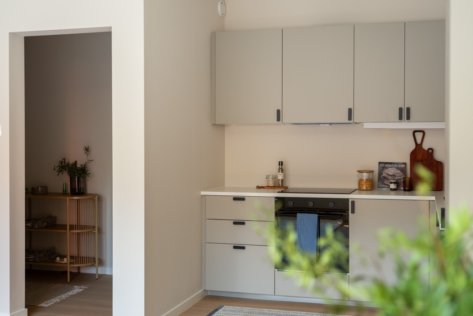 Praktisk med belysning under overskapene. Galleribilde