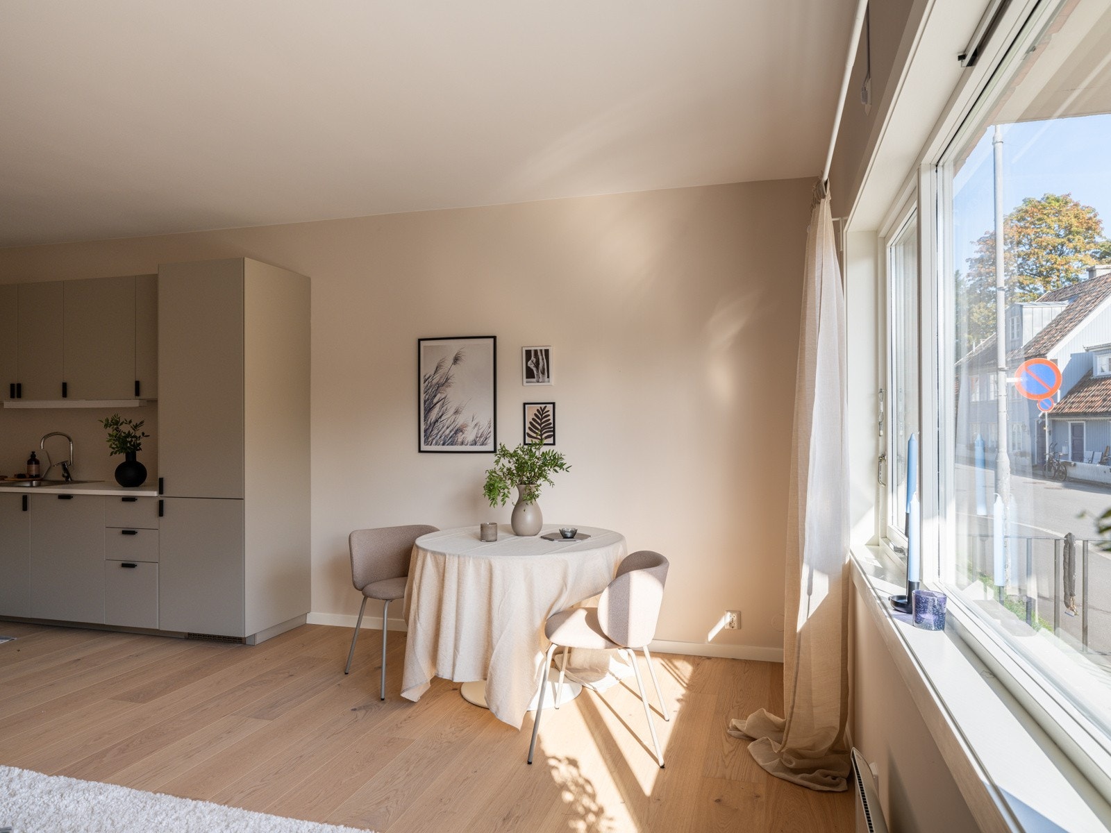 God og moderne standard med pen enstavs parkett fra 2025 på gulv, glatte overflater malt i en innbydende farge i 2017 og skjult elektrisk anlegg. Galleribilde