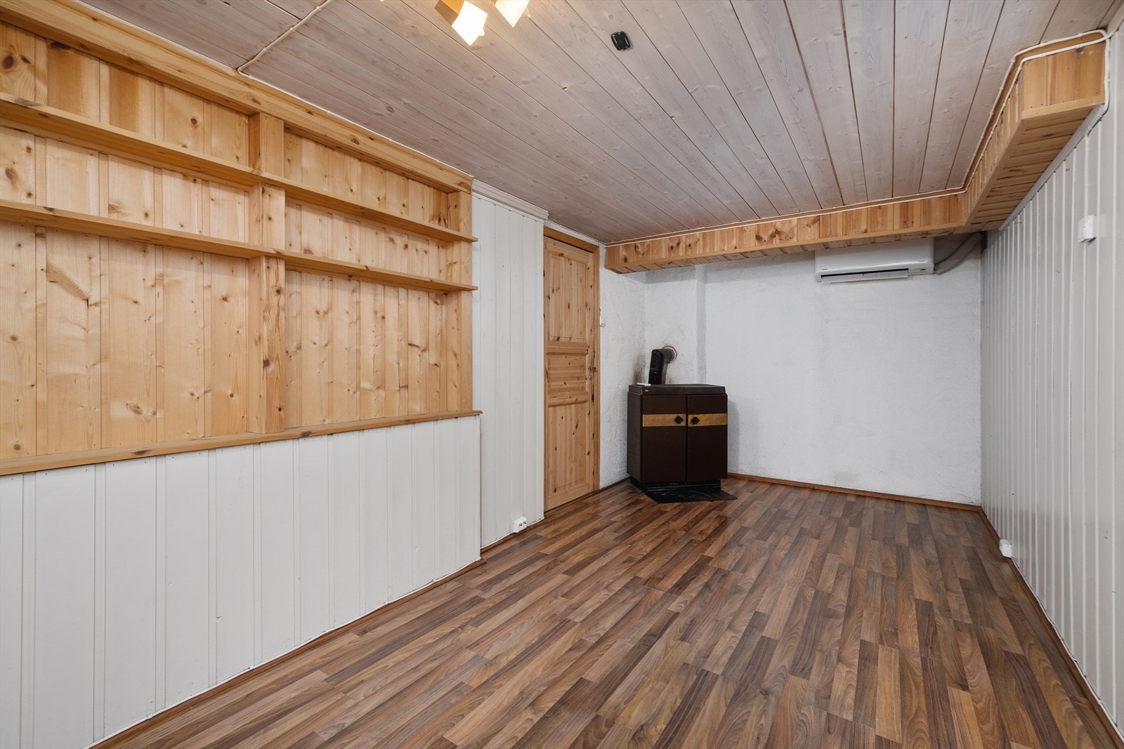 Mellomgang i kjelleren med varmepumpe Galleribilde