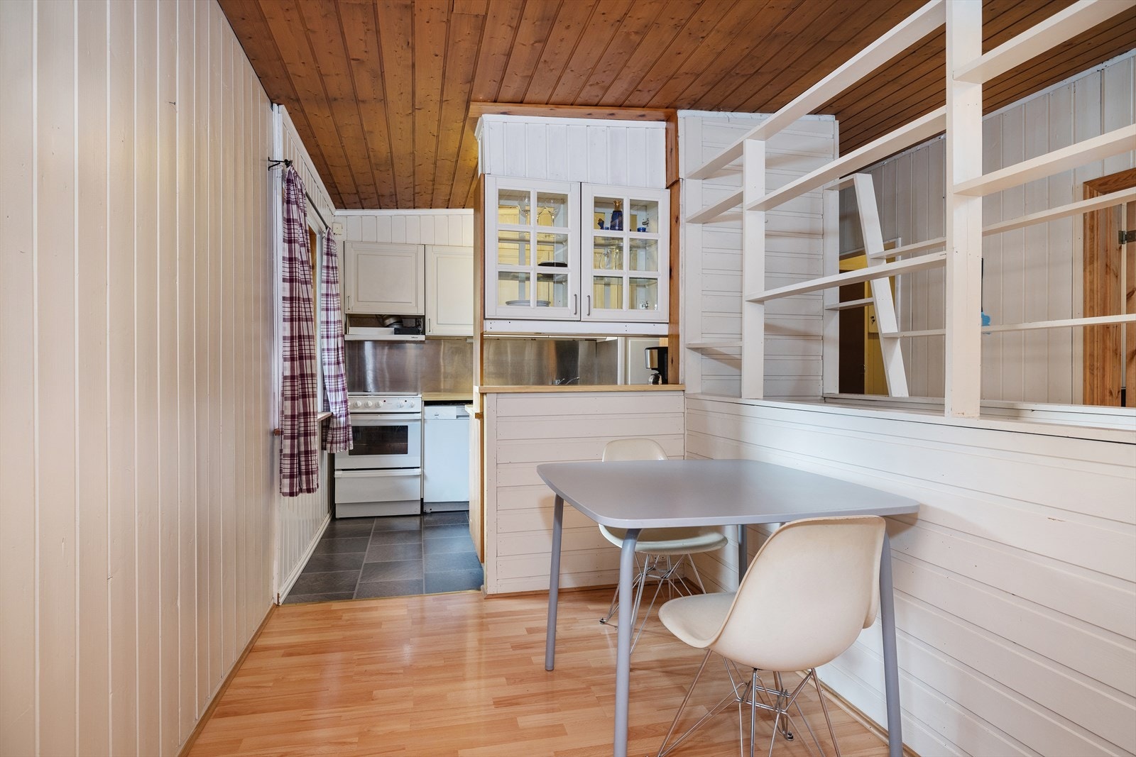 Liten spisekrok ved kjøkkenet Galleribilde