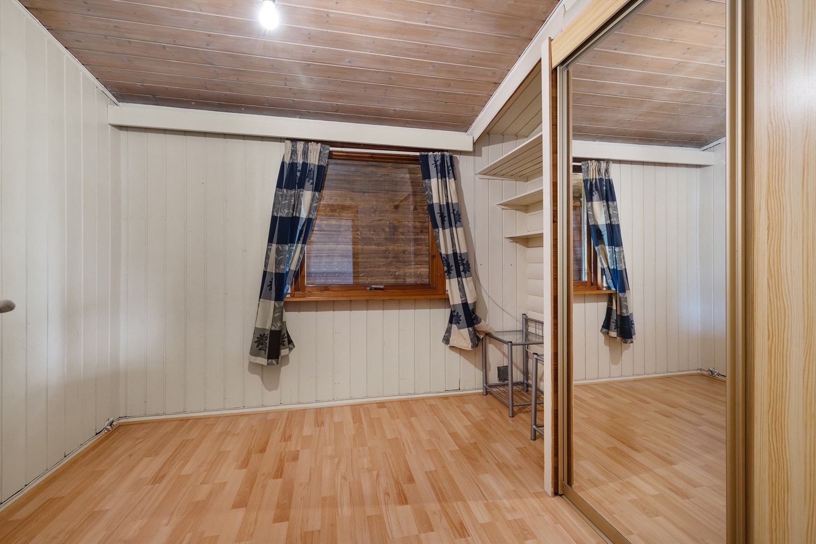 Hovedsoverom i boligens 1. etg med skyvedørsgarderobe Galleribilde