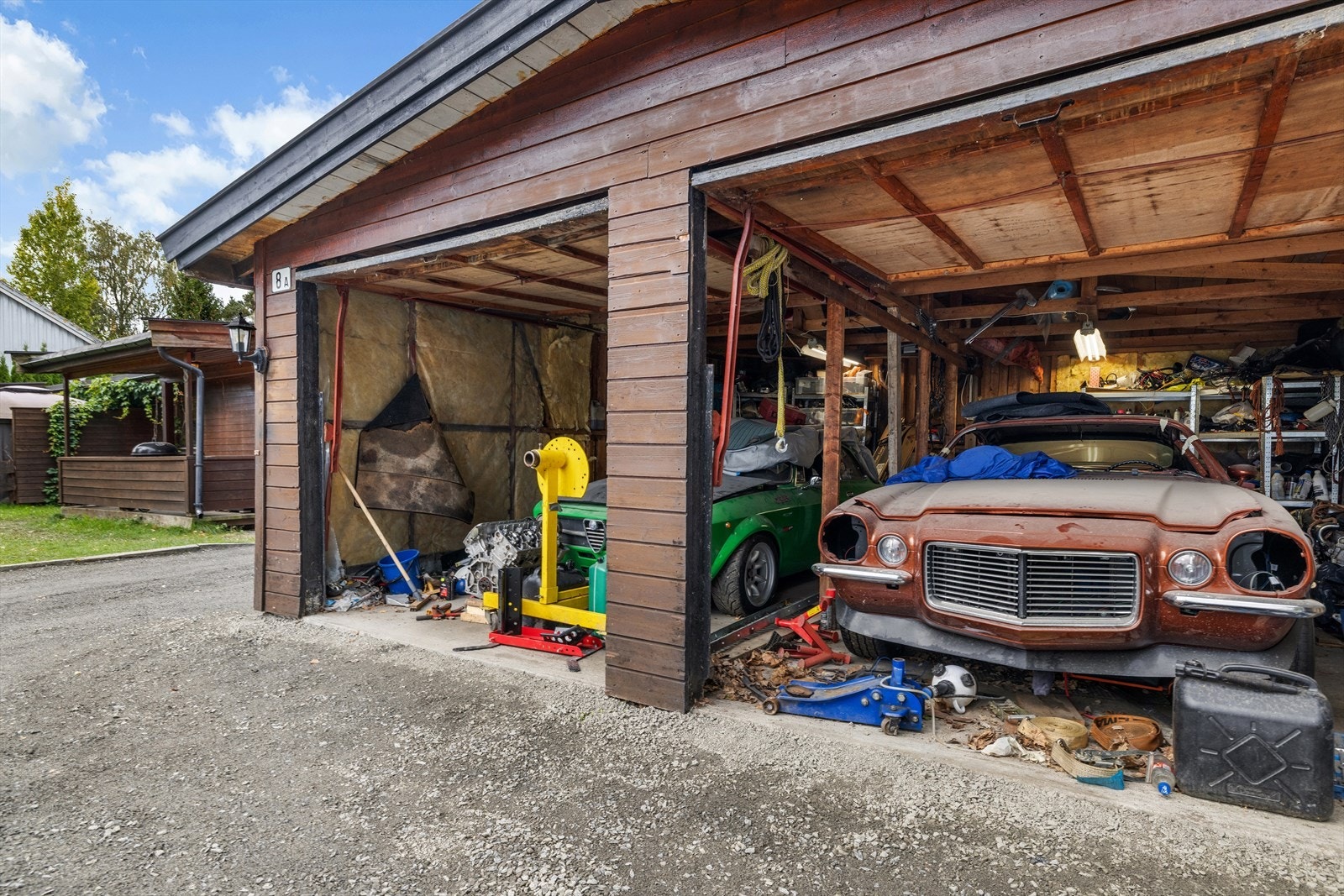 Stor isolert garasje Galleribilde