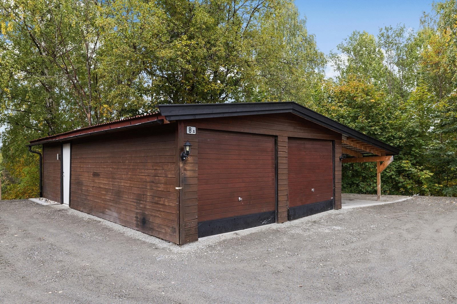 Det er oppført en stor dobbelgarasje med carport og bod i bakkant Galleribilde