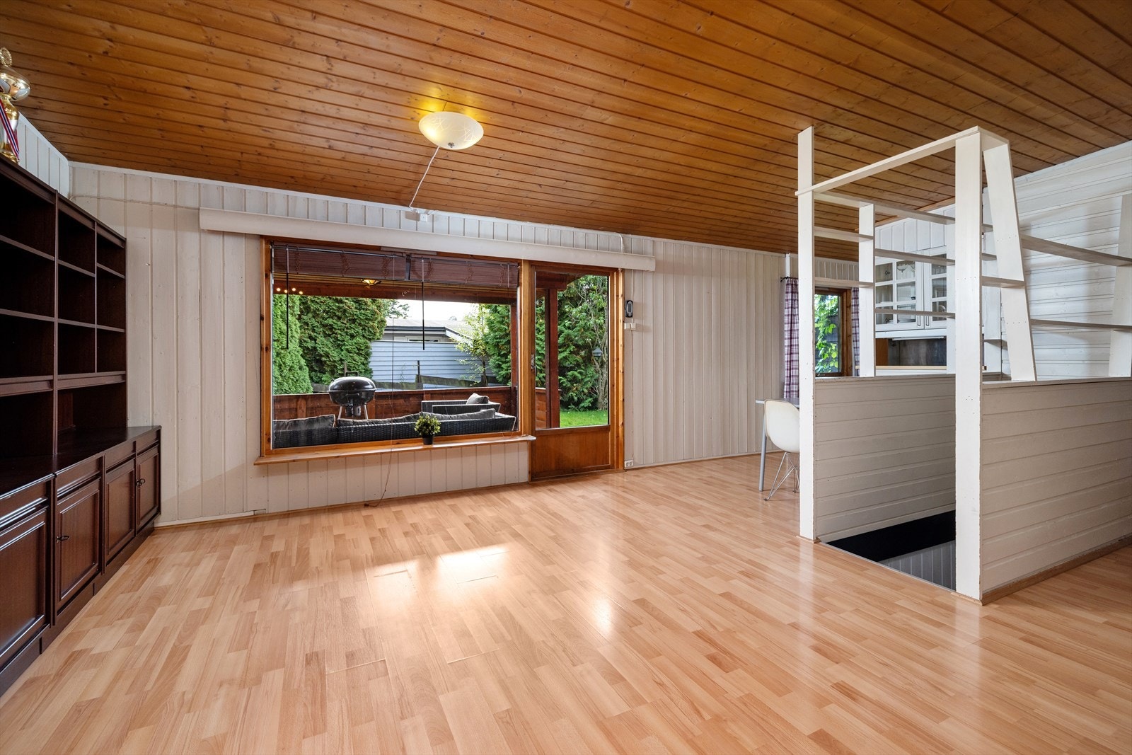 Stor stue/spiestue med store vindusflater som slipper inn godt med naturlig lys Galleribilde