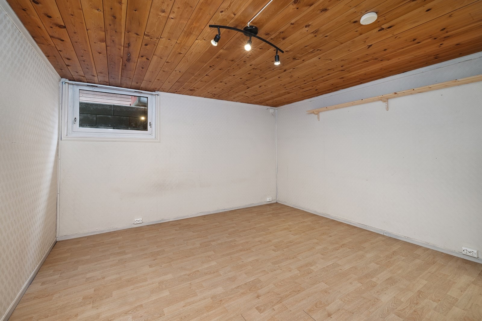 Stue/soverom i kjelleren Galleribilde