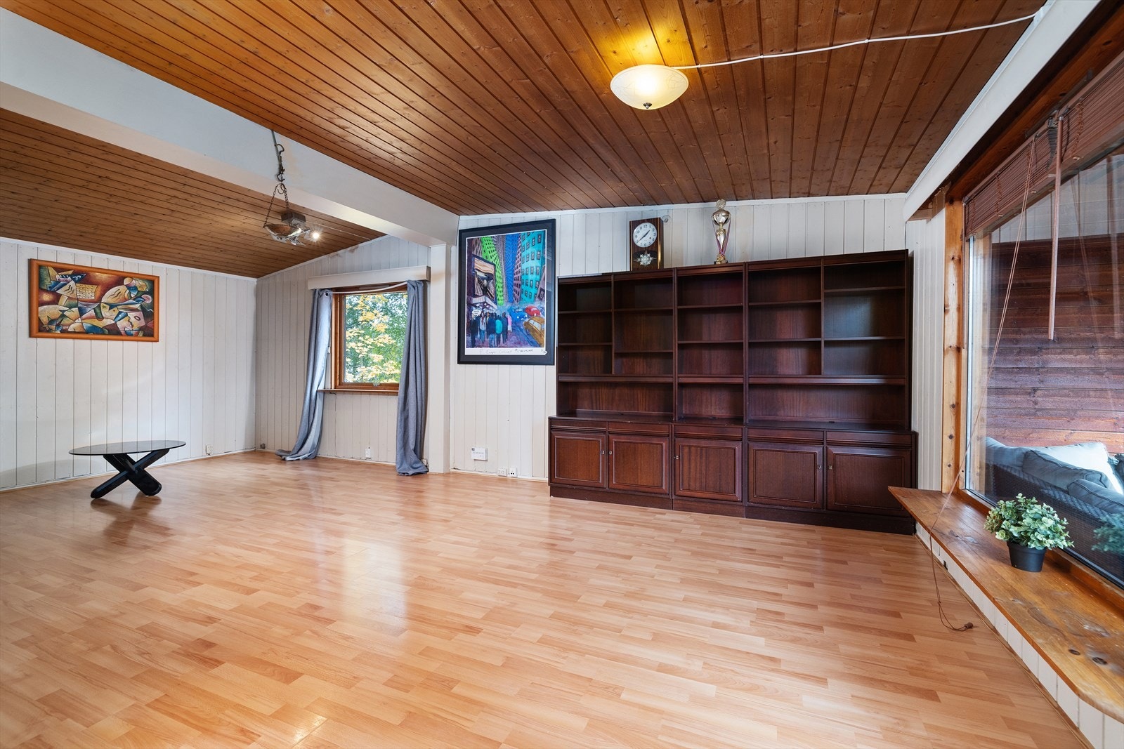 Stuen er enkel å møblere Galleribilde