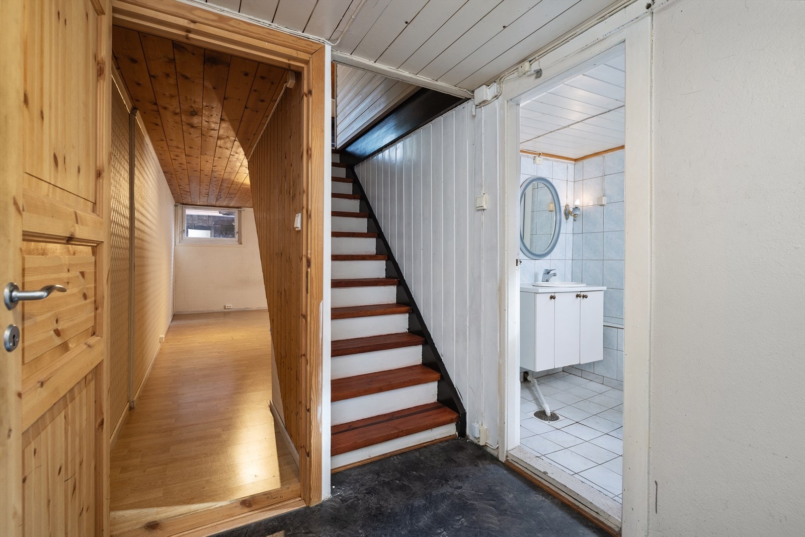I kjelleren er det 2 soverom og bad Galleribilde