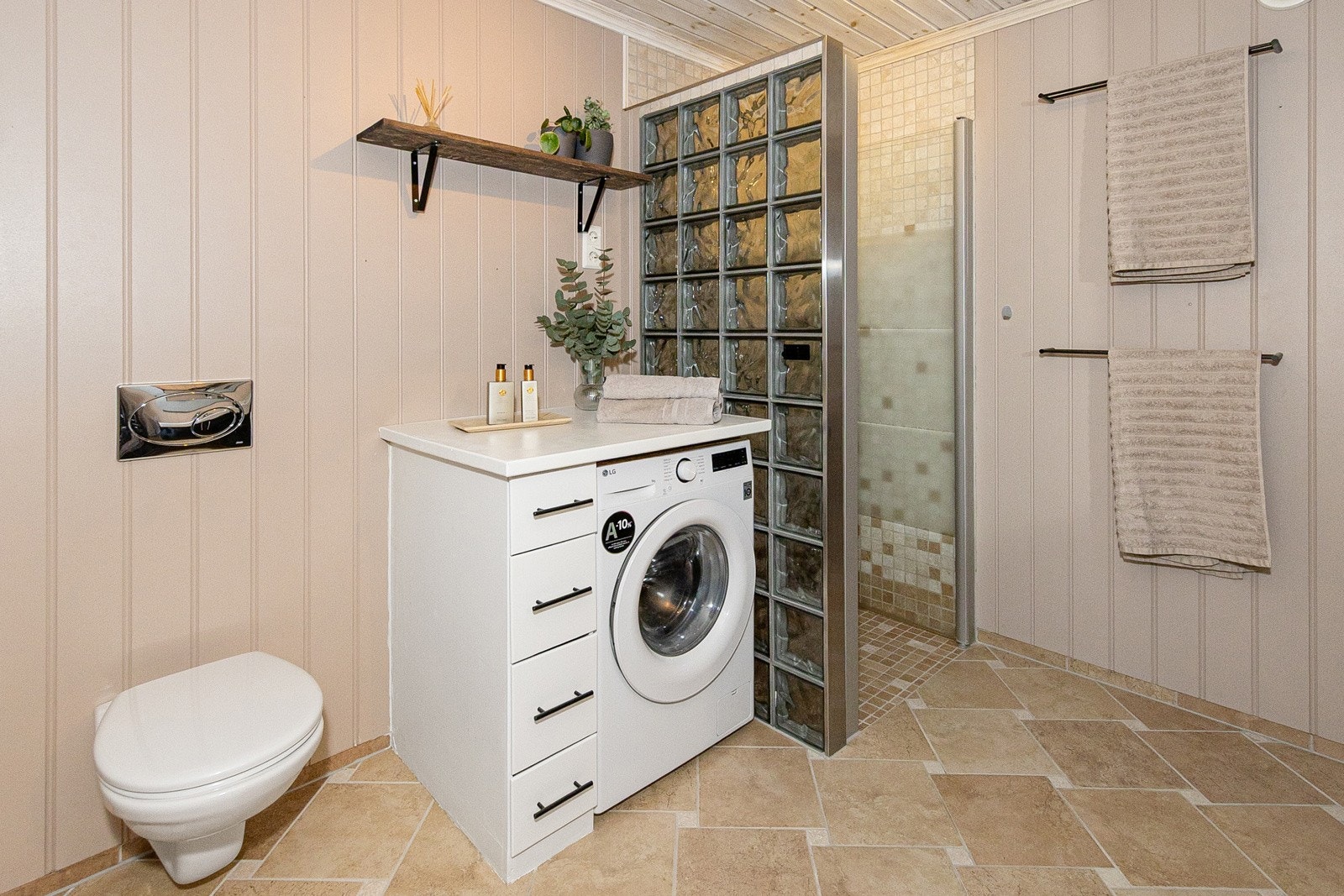 Bad/wc/vaskerom i 1. etasje. Flislagt og praktisk Galleribilde