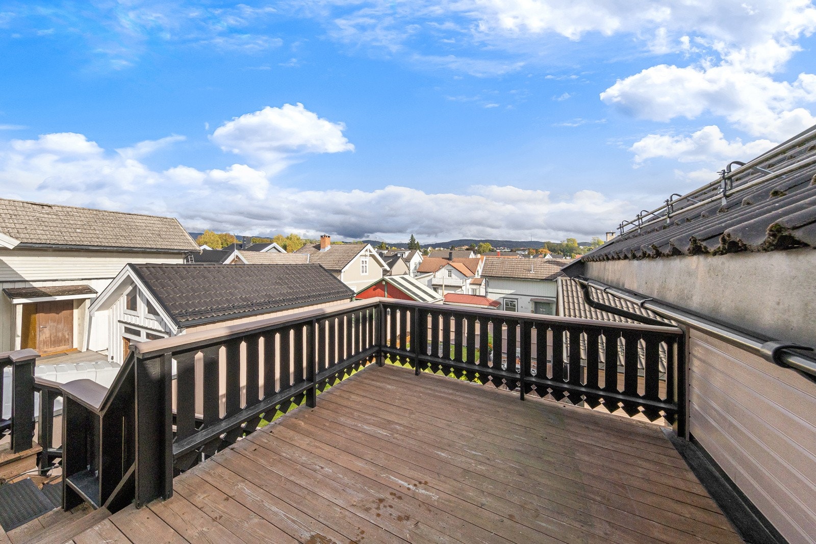 Bildet fra verandaen utenfor inngangen i 2. etasje Galleribilde