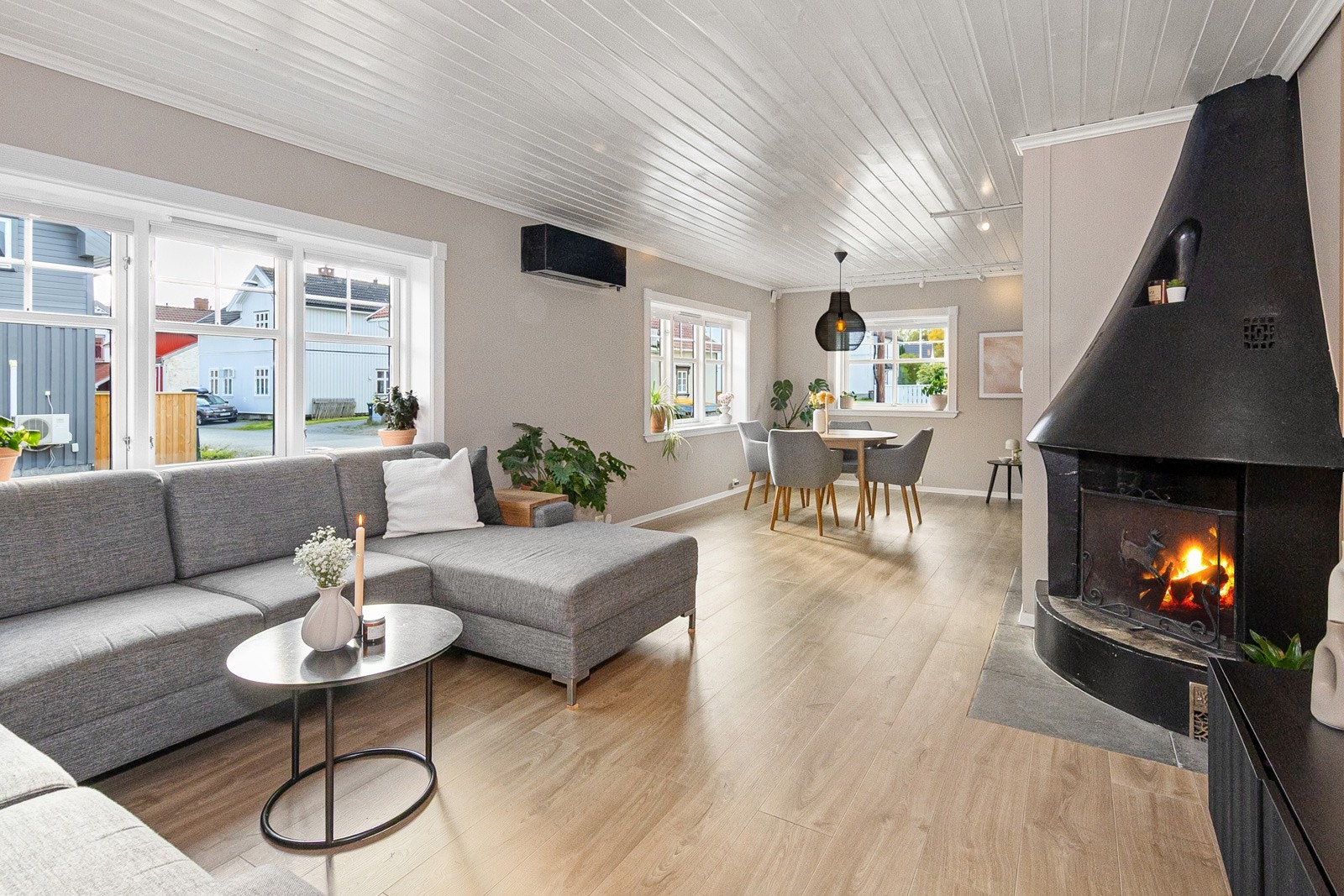 Stuen har også peis Galleribilde