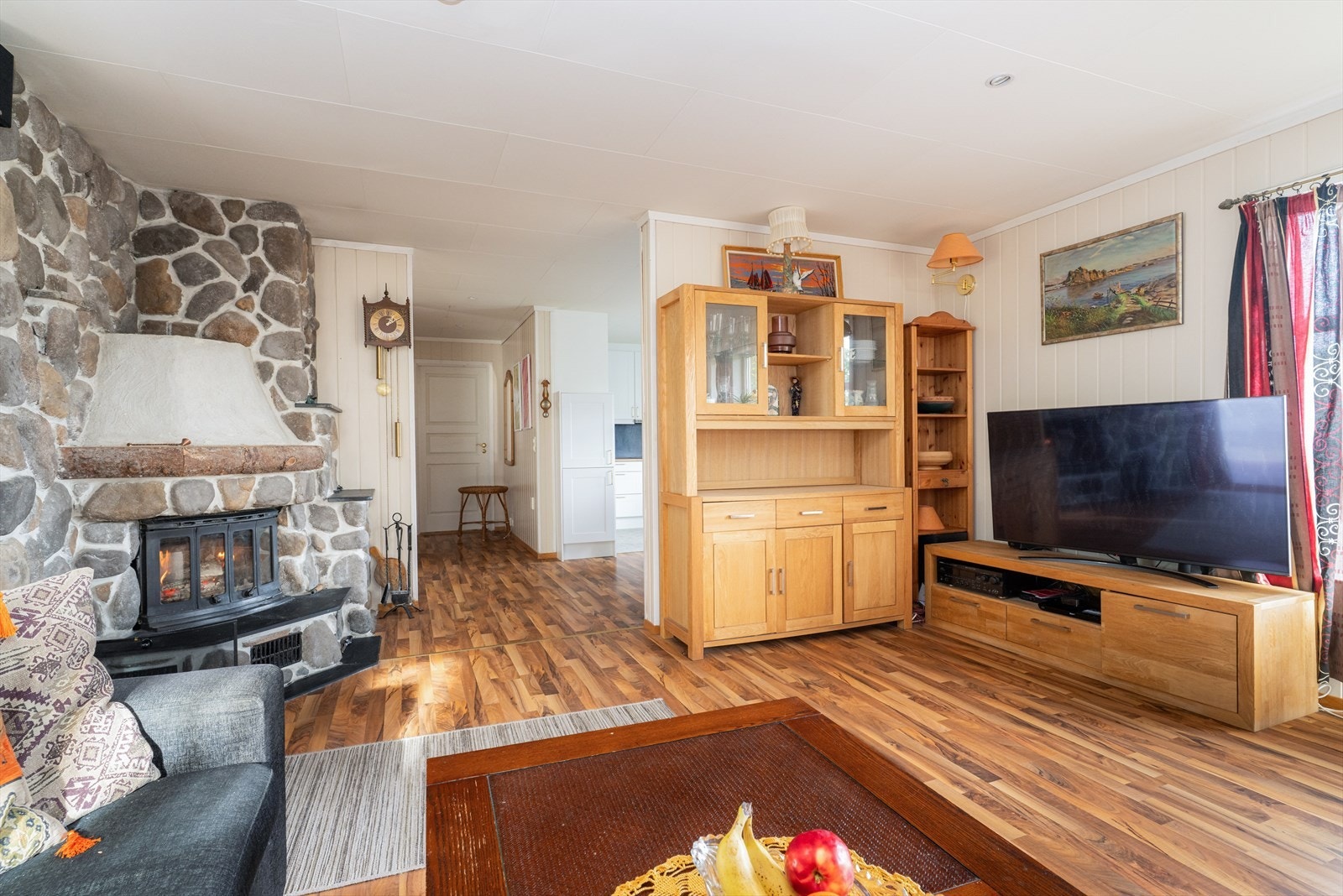 God plass til sofagruppe og annet stuemøblement. Stuen har murt peis med innsats, som sørger for lun og god varme vinterstid. Galleribilde