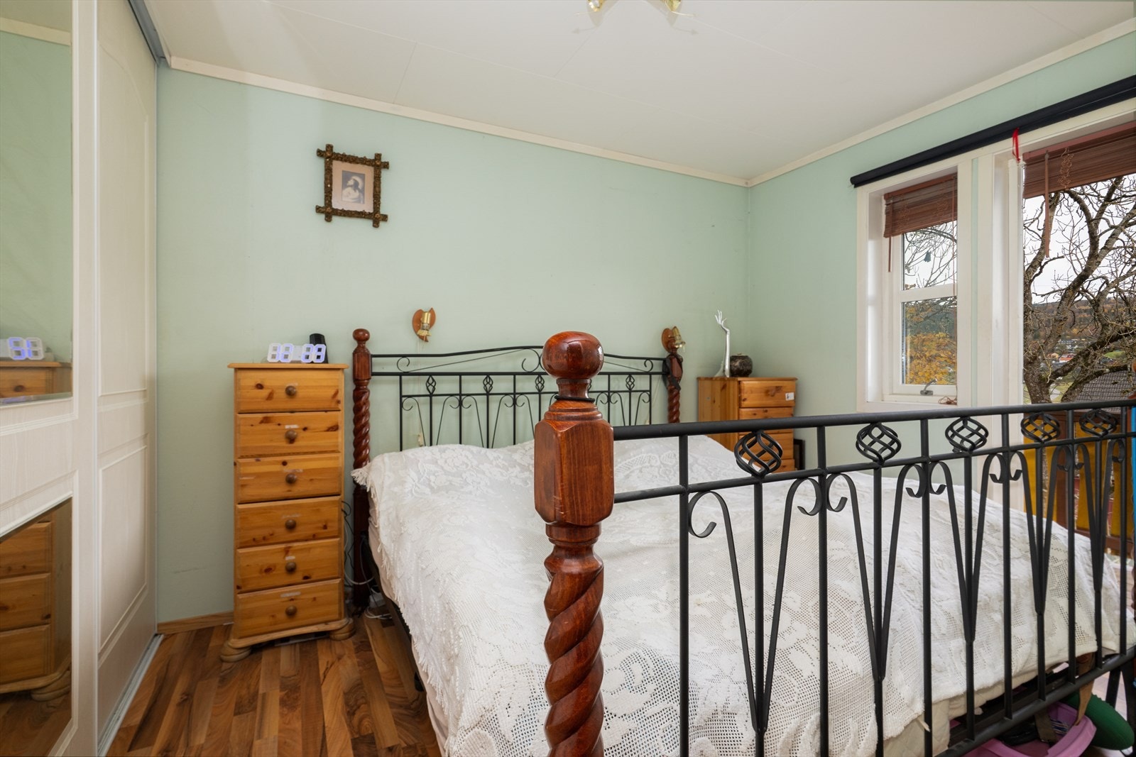 Hovedsoverommet ligger i hovedetasjen og er av god størrelse, med god plass til dobbeltseng og praktisk skyvedørsgarderobe. Galleribilde