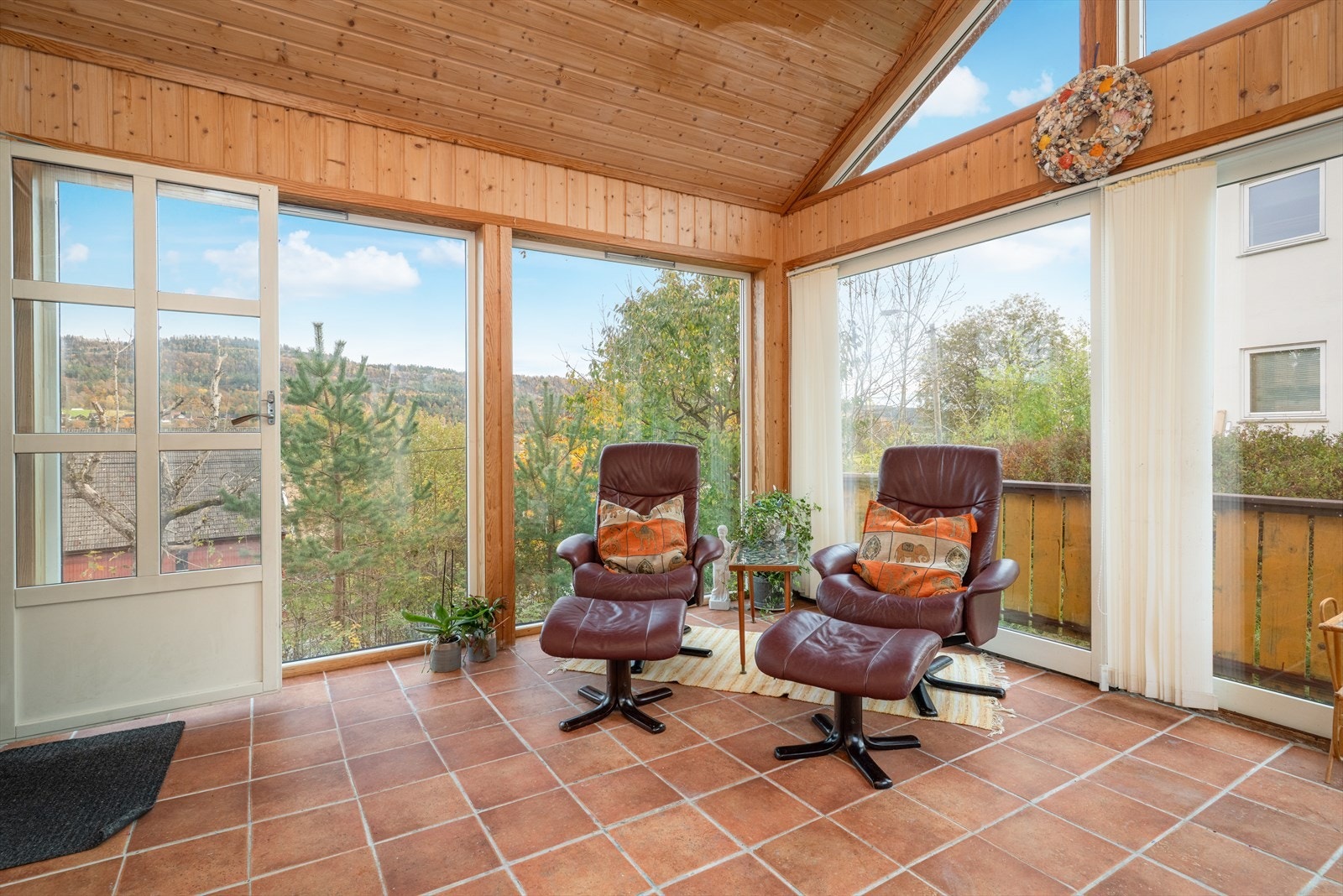 Hyggelig vinterhage med store vindusflater og flislagt gulv med varmekabler. Skyvedør til liten balkong mot syd og terrasse mot vest. Galleribilde