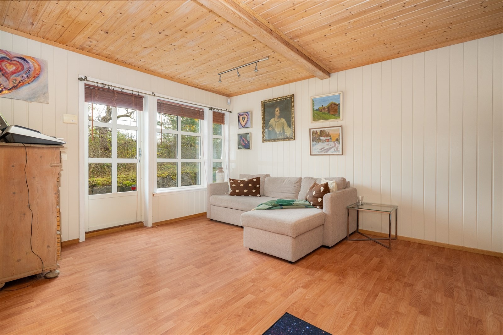 Fin og romslig kjellerstue i sokkeletasjen, med lyse overflater og klebersteinsovn, samt store vindusflater og utgang til terreng. Galleribilde