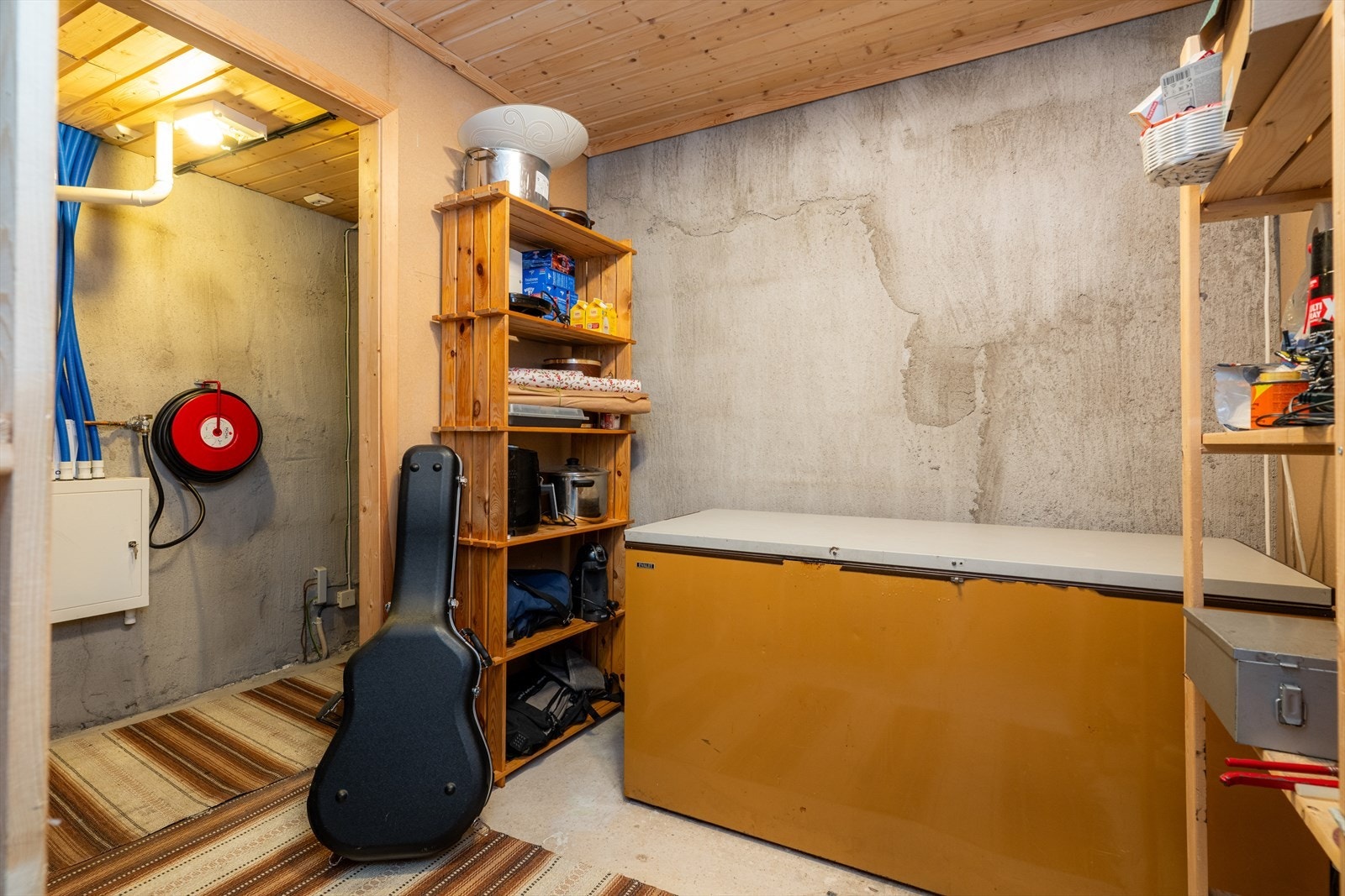 Romslig bod/teknisk rom i sokkeletasjen, med god plass til oppbevaring. Nyere varmtvannstank type OSO på ca. 200 liter fra 2023. Galleribilde