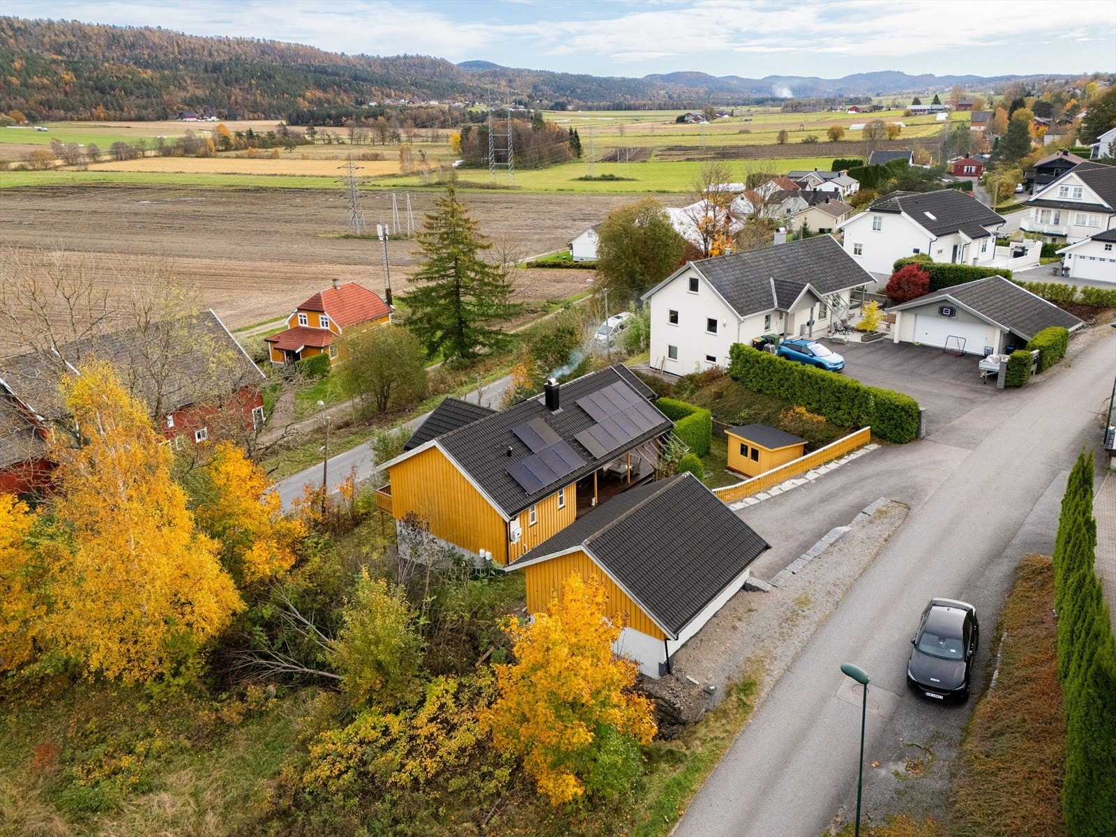 Frognerhavna 8 ligger fint og sentralt til i landlige omgivelser på Frogner, med noe utsikt til det flotte kulturlandskapet i Gjerpensdalen! Galleribilde