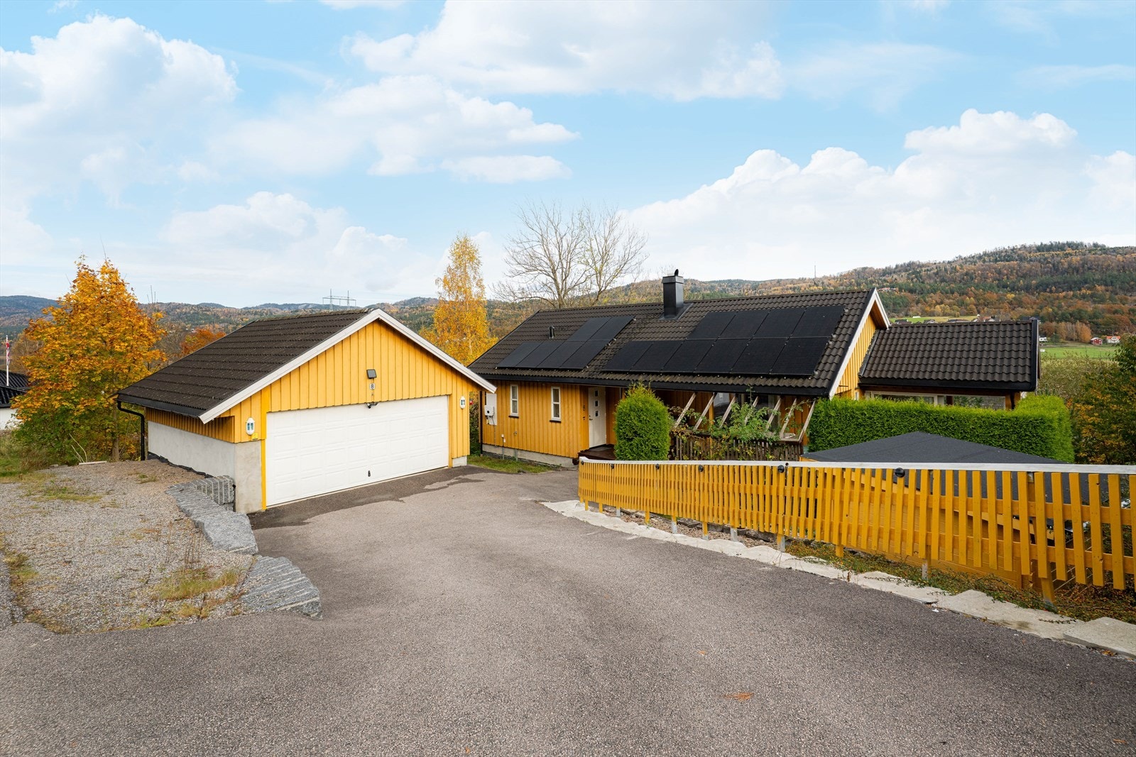 Boligen er oppført i 2006, på romslig og sjarmerende tomt i skrånende terreng. På tomten er det oppført en dobbelgarasje i 2006. Galleribilde