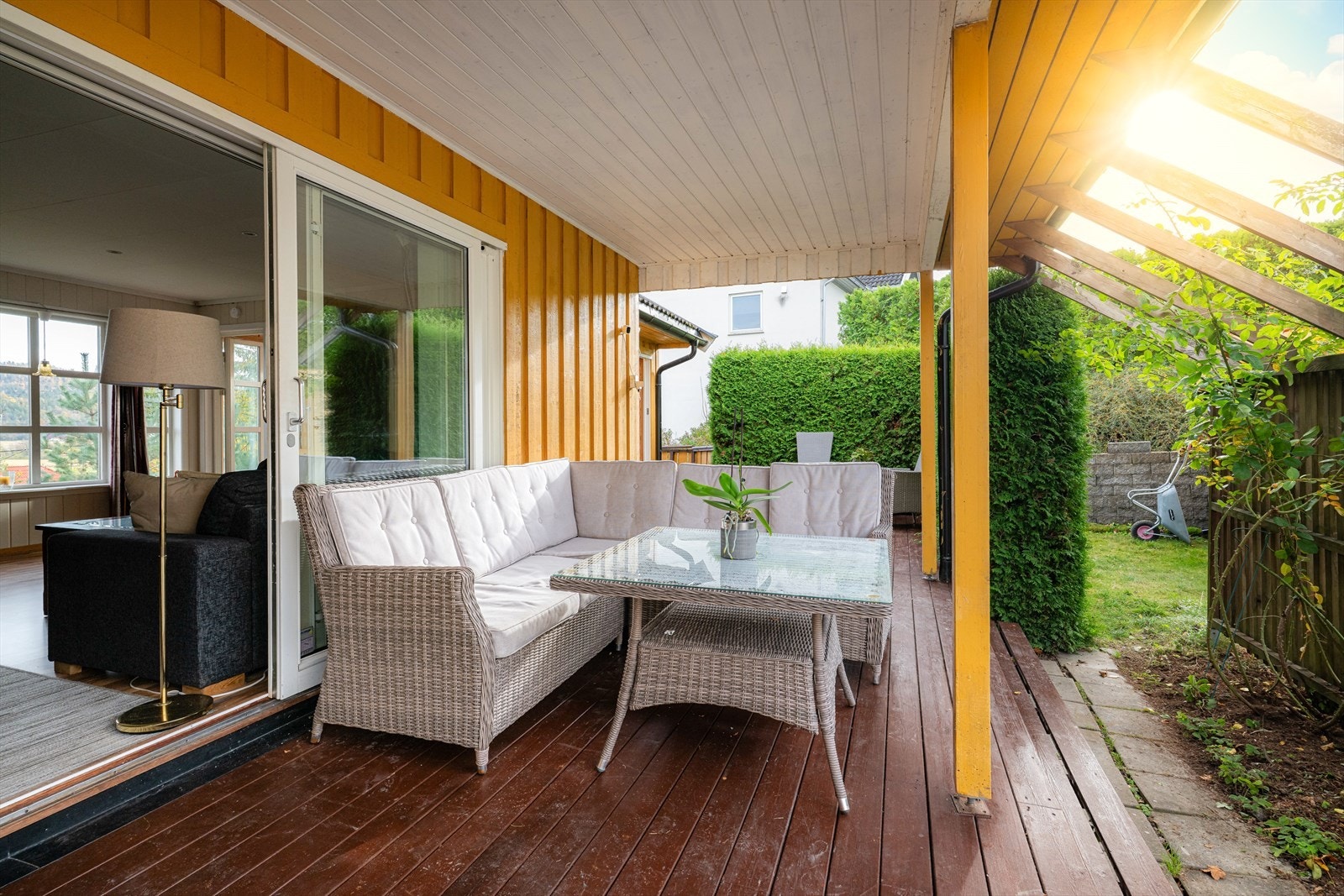 Boligen er innholdsrik og innehar en god planløsning over to etasjer, samt tilliggende vinterhage og romslig, vestvendt terrasse. Galleribilde