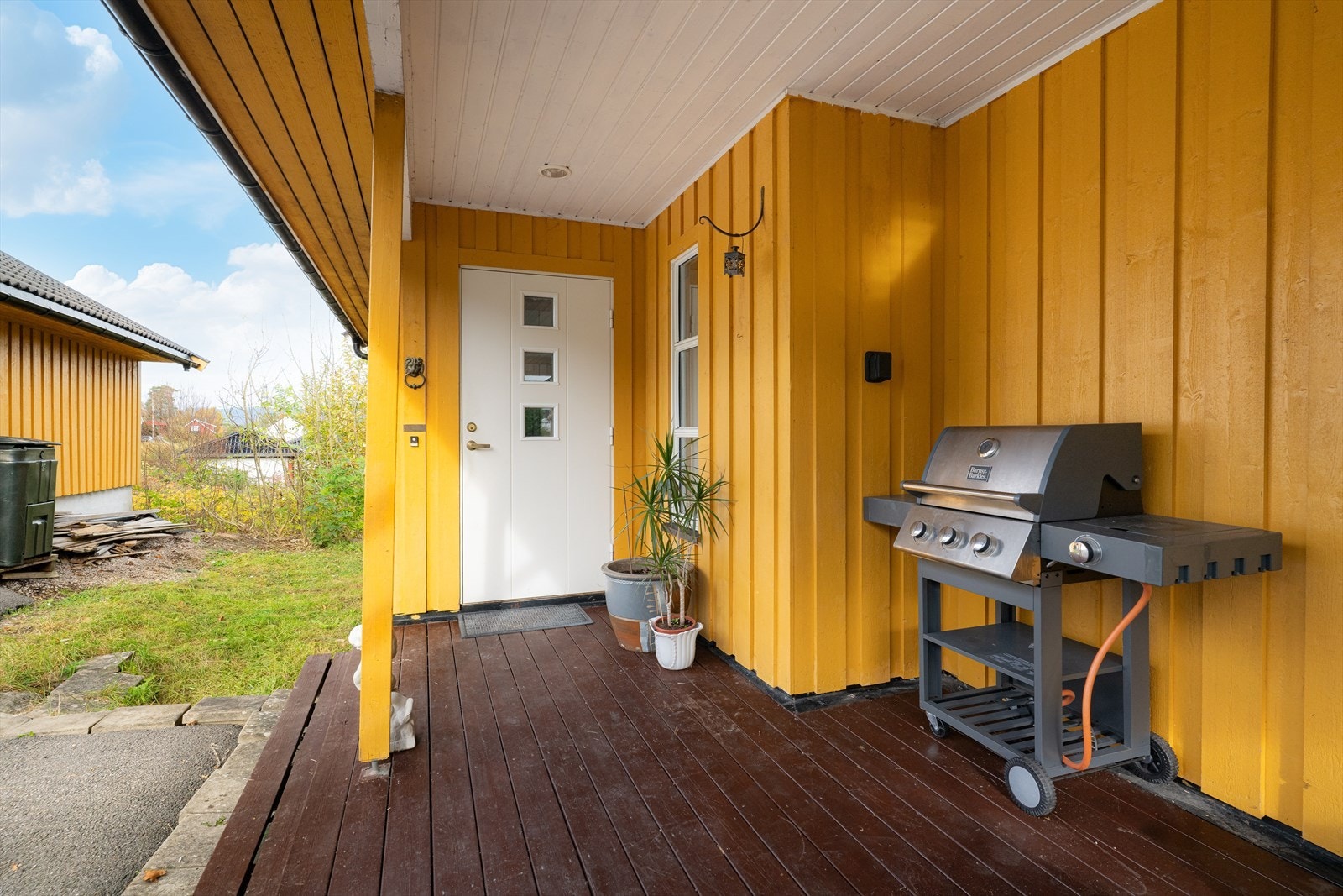 Hyggelig, overbygget inngangsparti mot vest. Inngangspartiet ligger i tilknytning til terrassen og har pen ytterdør med glassfelt. Galleribilde