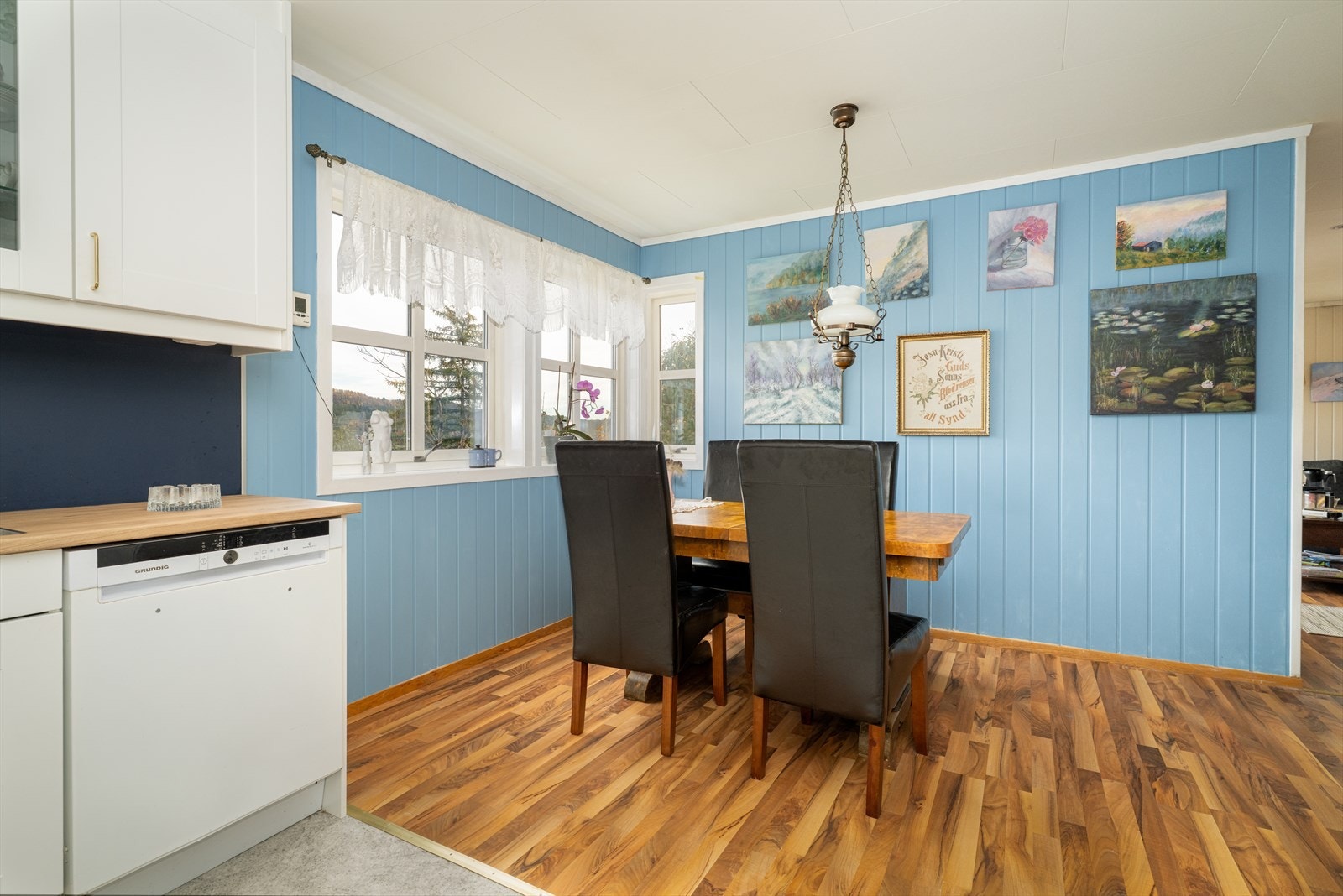 Over kokesonen er det montert ventilator, med utlufting via yttervegg. Det er lagt opp til vannstoppesystem, men ikke komfyrvakt. Galleribilde