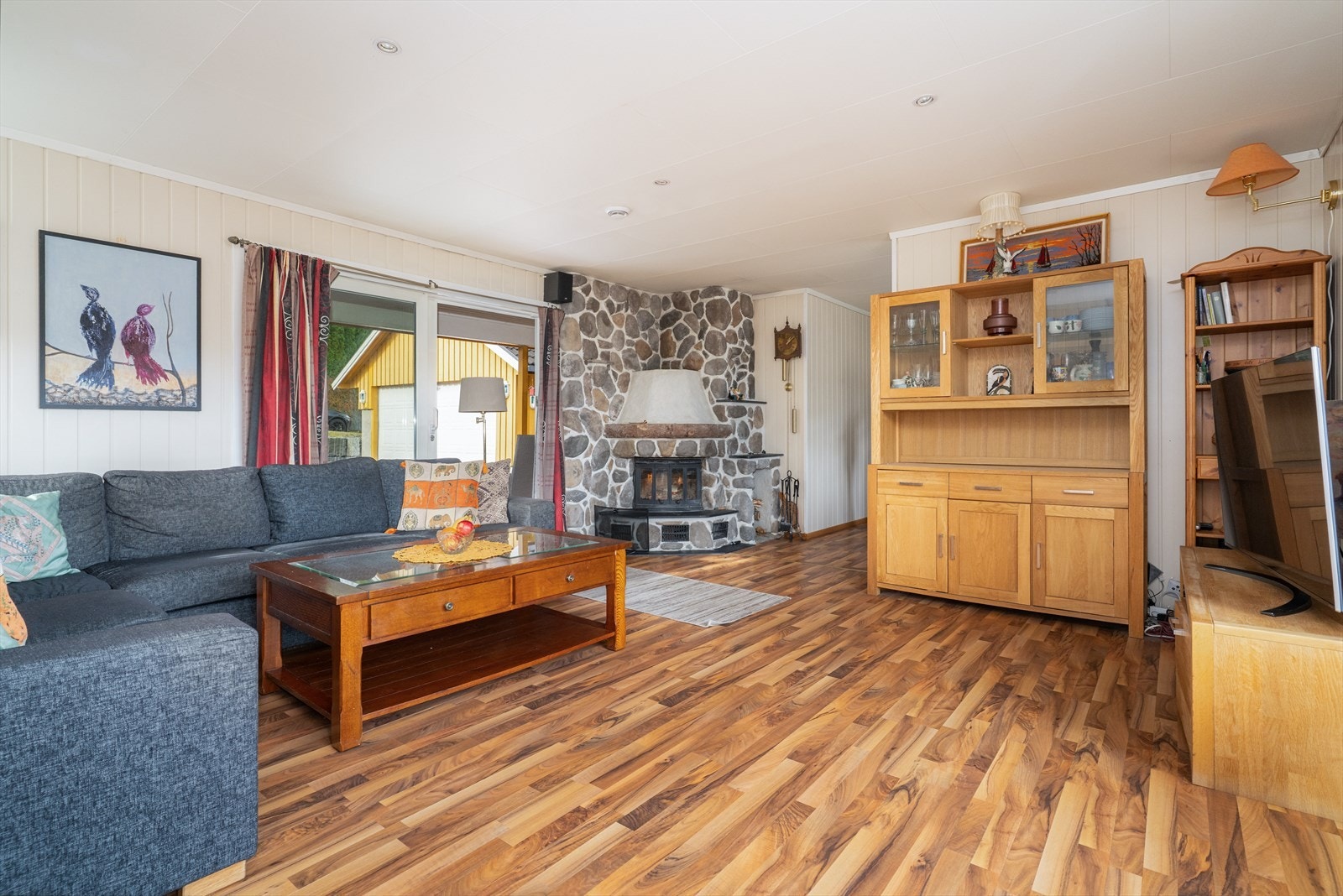 Stuen har flere gode vindusflater som slipper inn rikelig med naturlig lys, samt skyvedør til delvis overbygget terrasse mot vest. Galleribilde