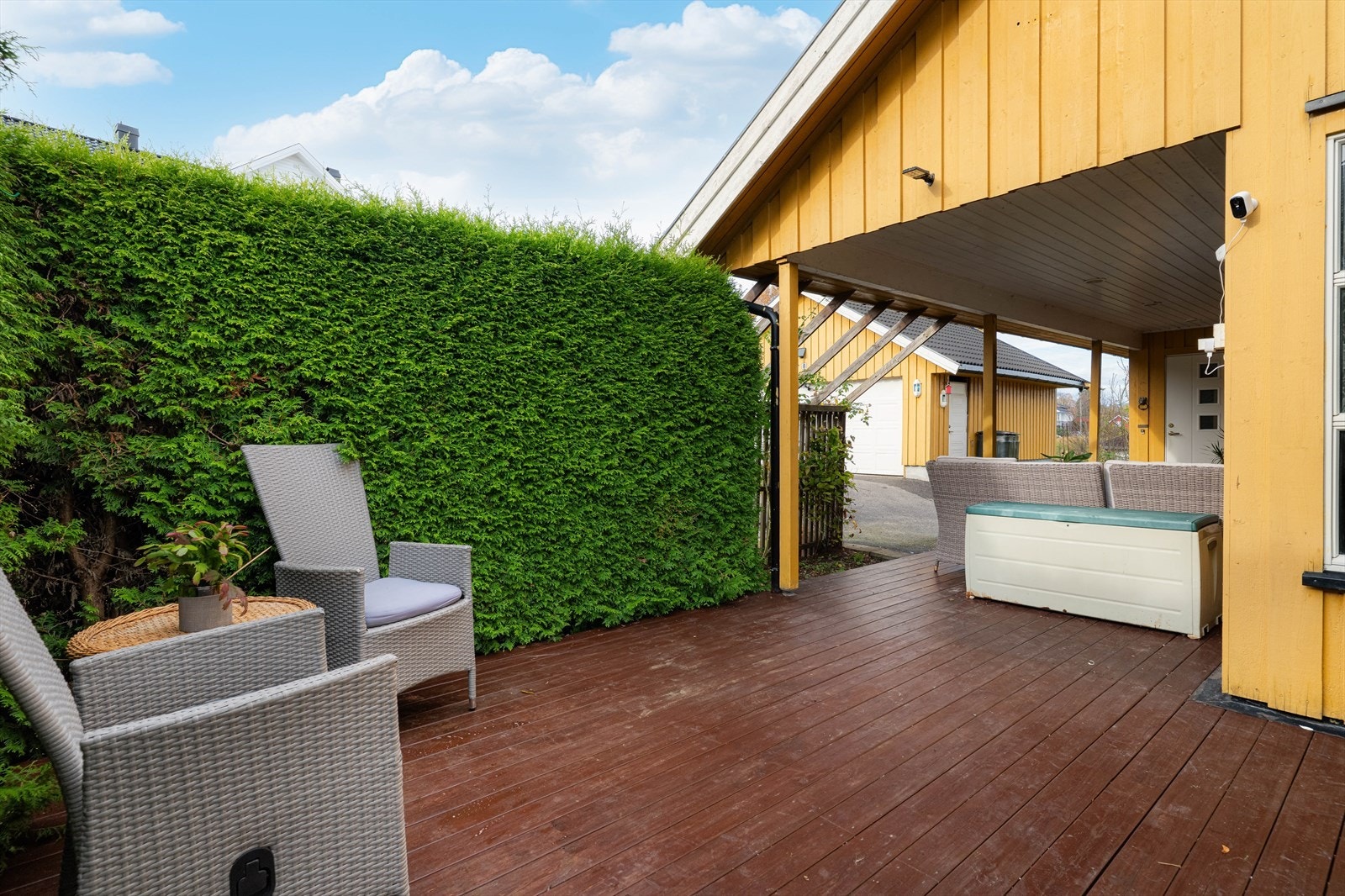 Romslig og sjarmerende tomt i skrånende terreng. Tomten er pent opparbeidet med plen, bed og prydvekster, samt noe hekk. Galleribilde