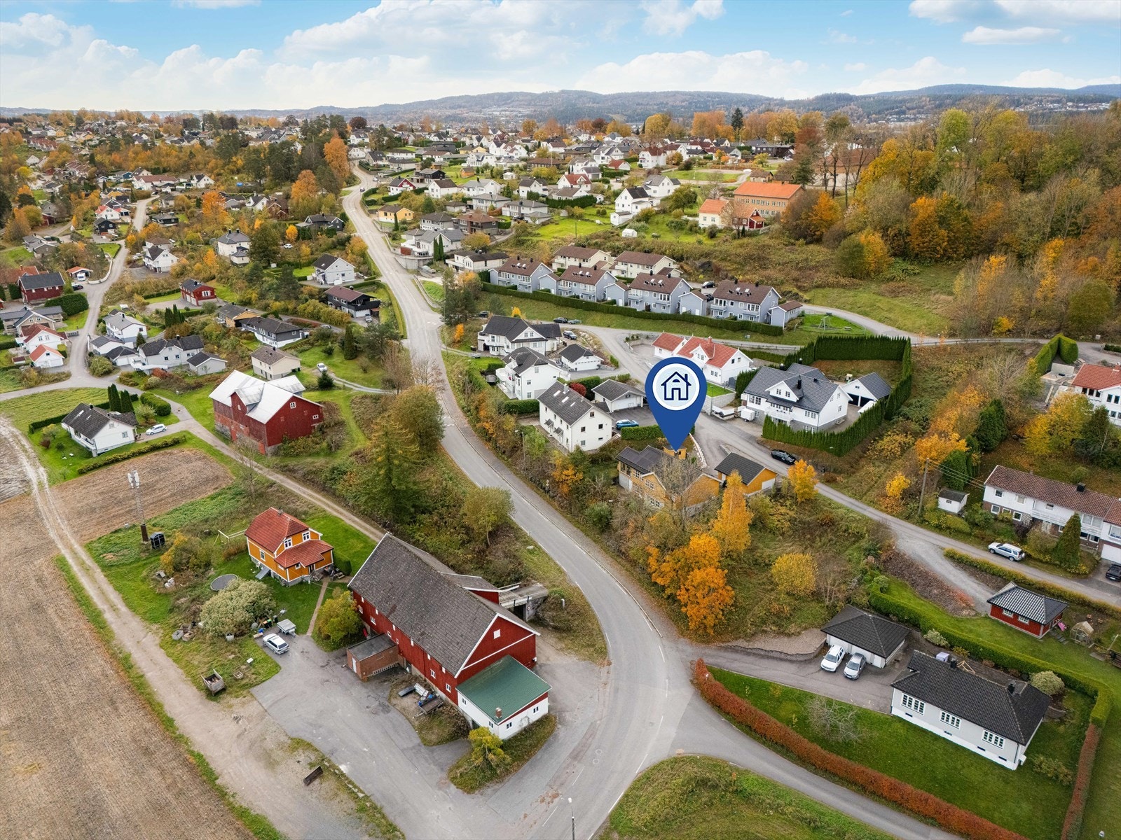 Det er også kort vei til Skien sentrum med kjøpesentre og butikker, kafeer og restauranter, samt kulturtilbud, togstasjon og busstorg. Galleribilde