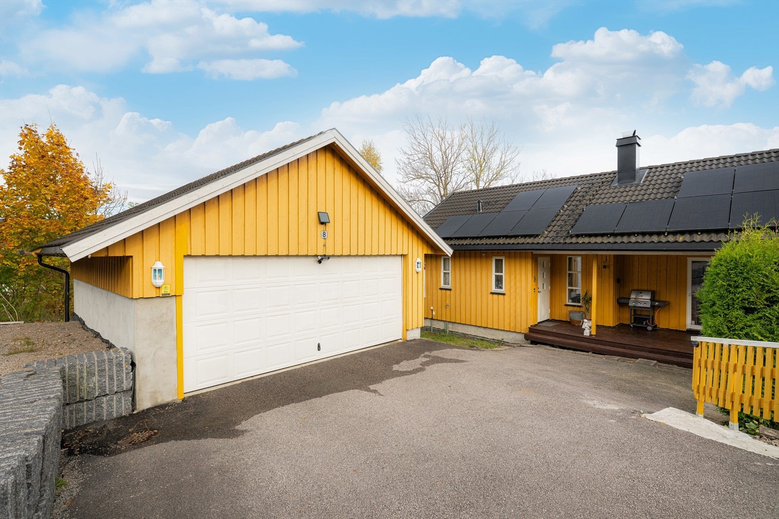 Asfaltert innkjørsel og gårdsplass med frittstående dobbelgarasje fra 2006. Garasjen har leddport med portåpner, samt el-billader. Galleribilde