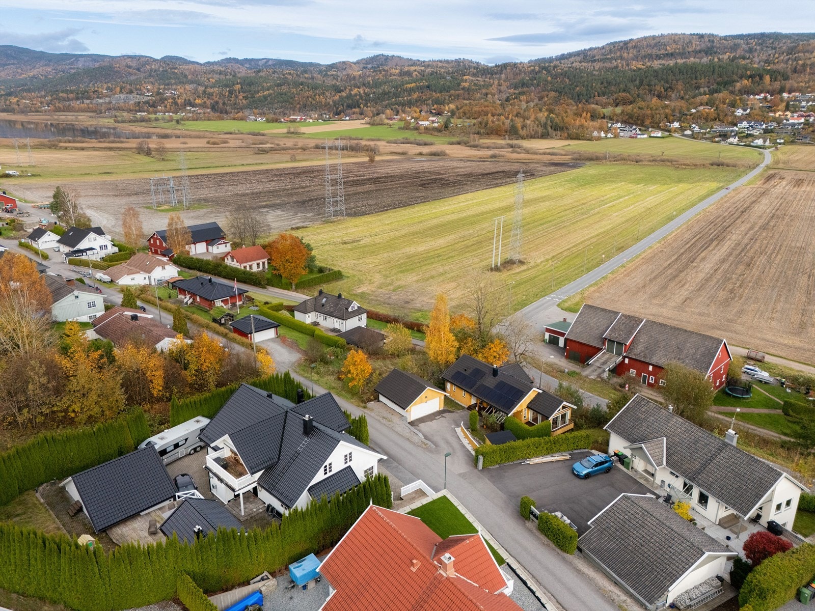 Boligområdet er barnevennlig og sentrumsnært, med nærhet til dagligvareforretninger, barnehager og skole, samt idrettsanlegg. Galleribilde