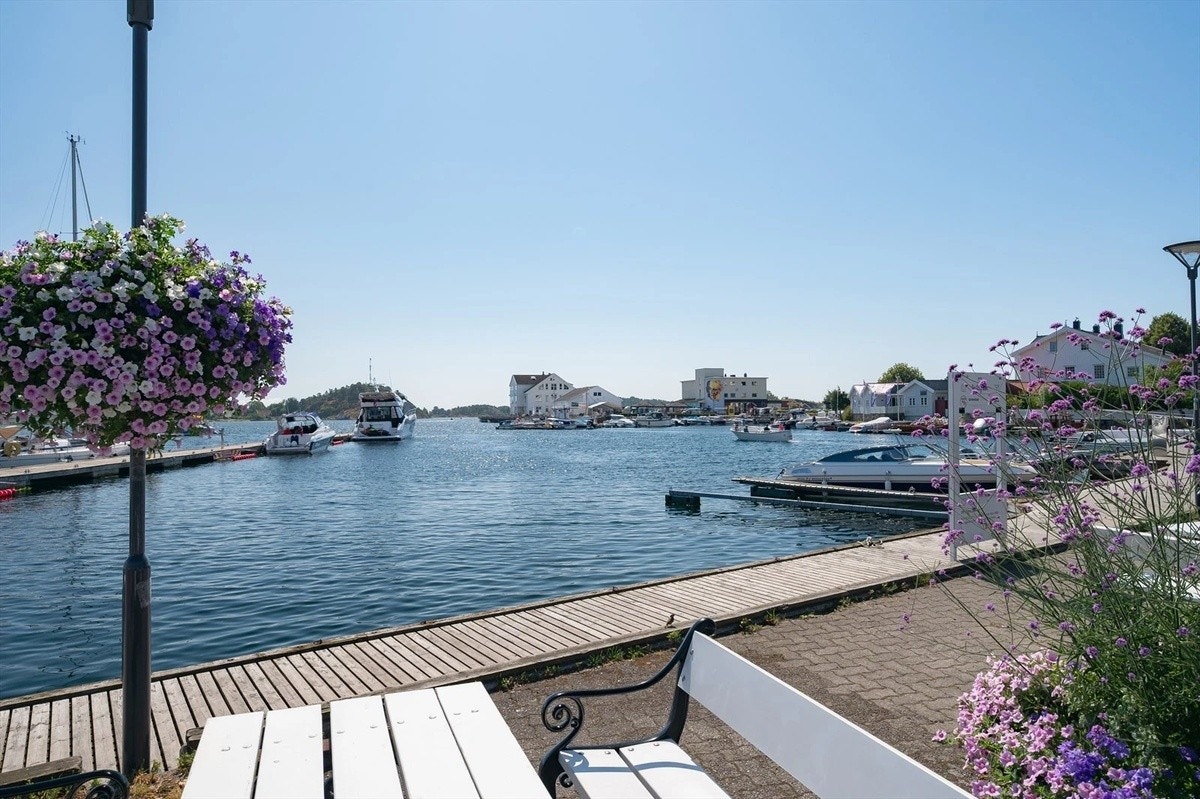 Et steinkast unna gjestehavna Galleribilde