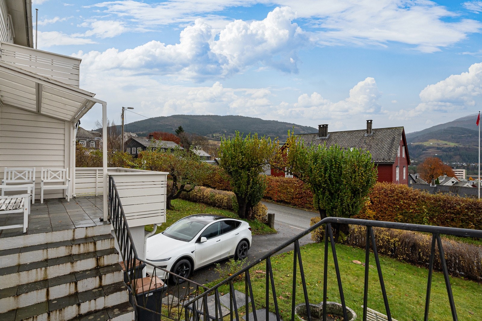 Det er parkering i garasje og ellers på egen tomt. Galleribilde